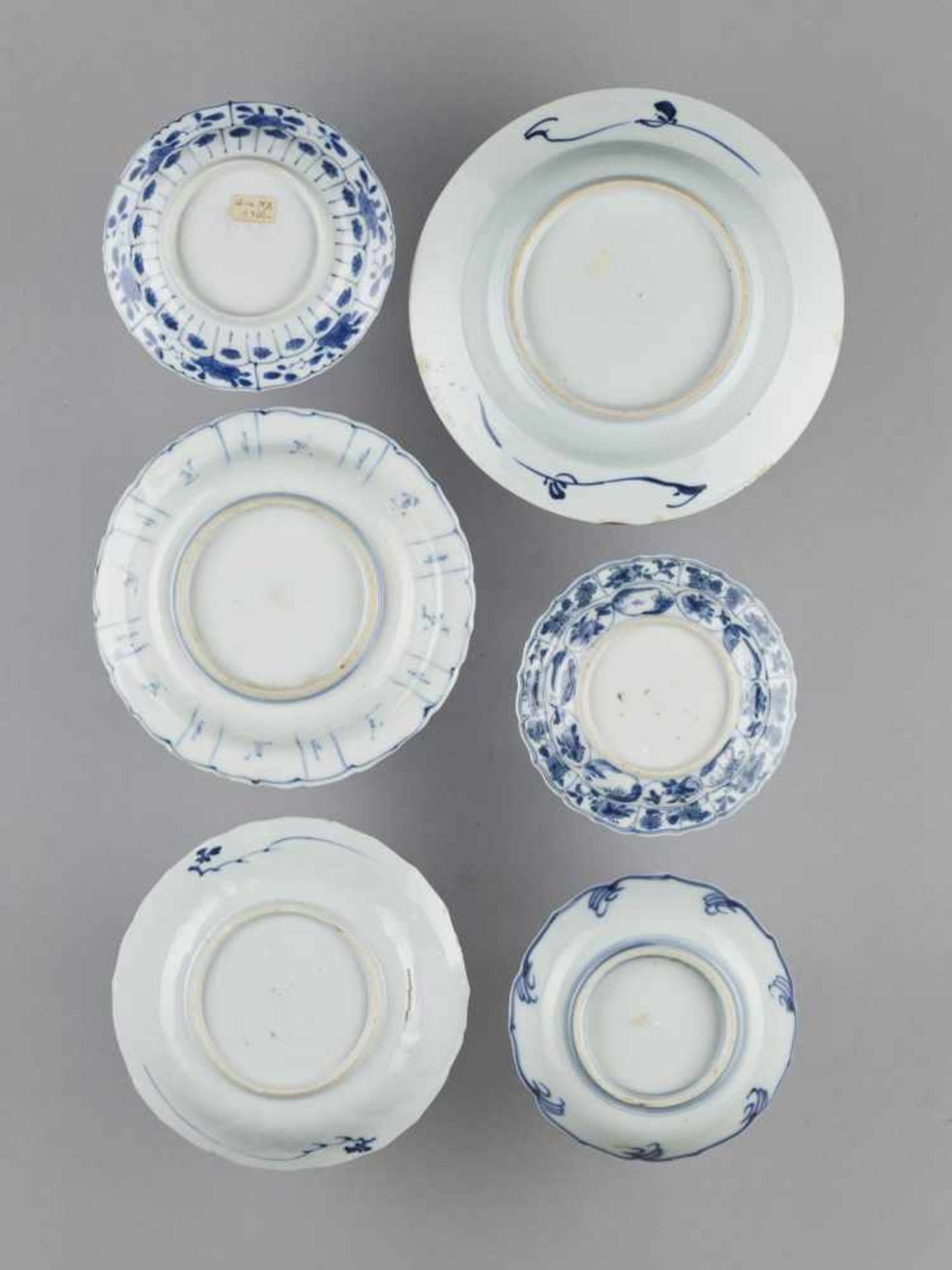 A GROUP OF 13 PORCELAIN PLATES - Bild 3 aus 9