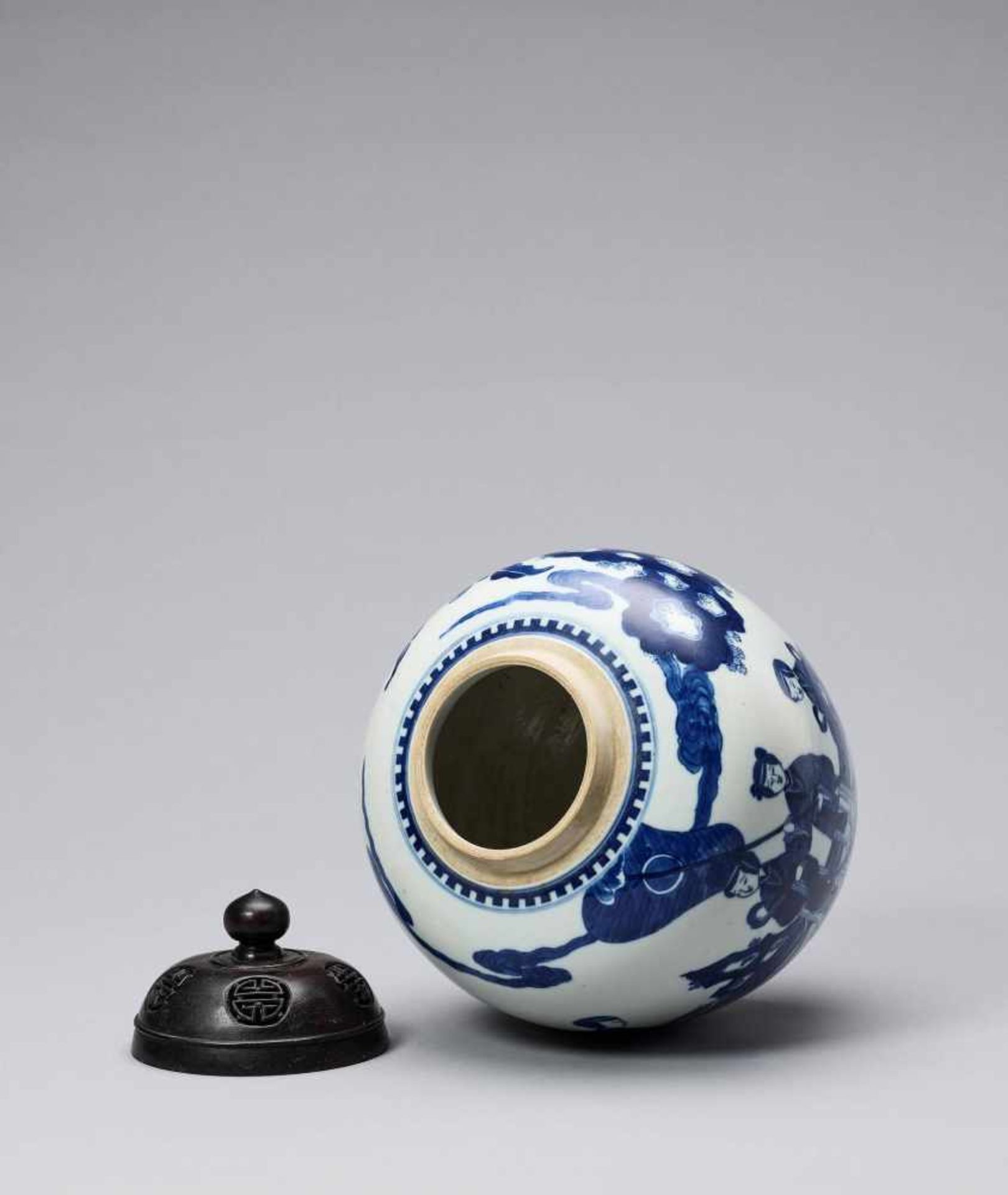 A BLUE AND WHITE GINGER JAR, QING - Bild 5 aus 6