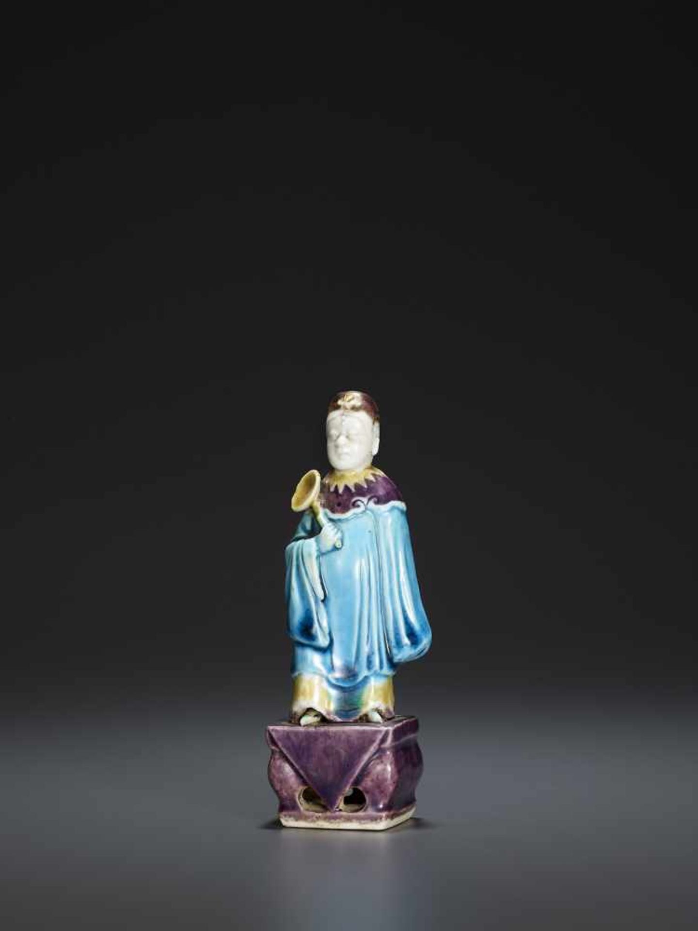 A MOLDED PORCELAIN FIGURE, QING - Bild 2 aus 7