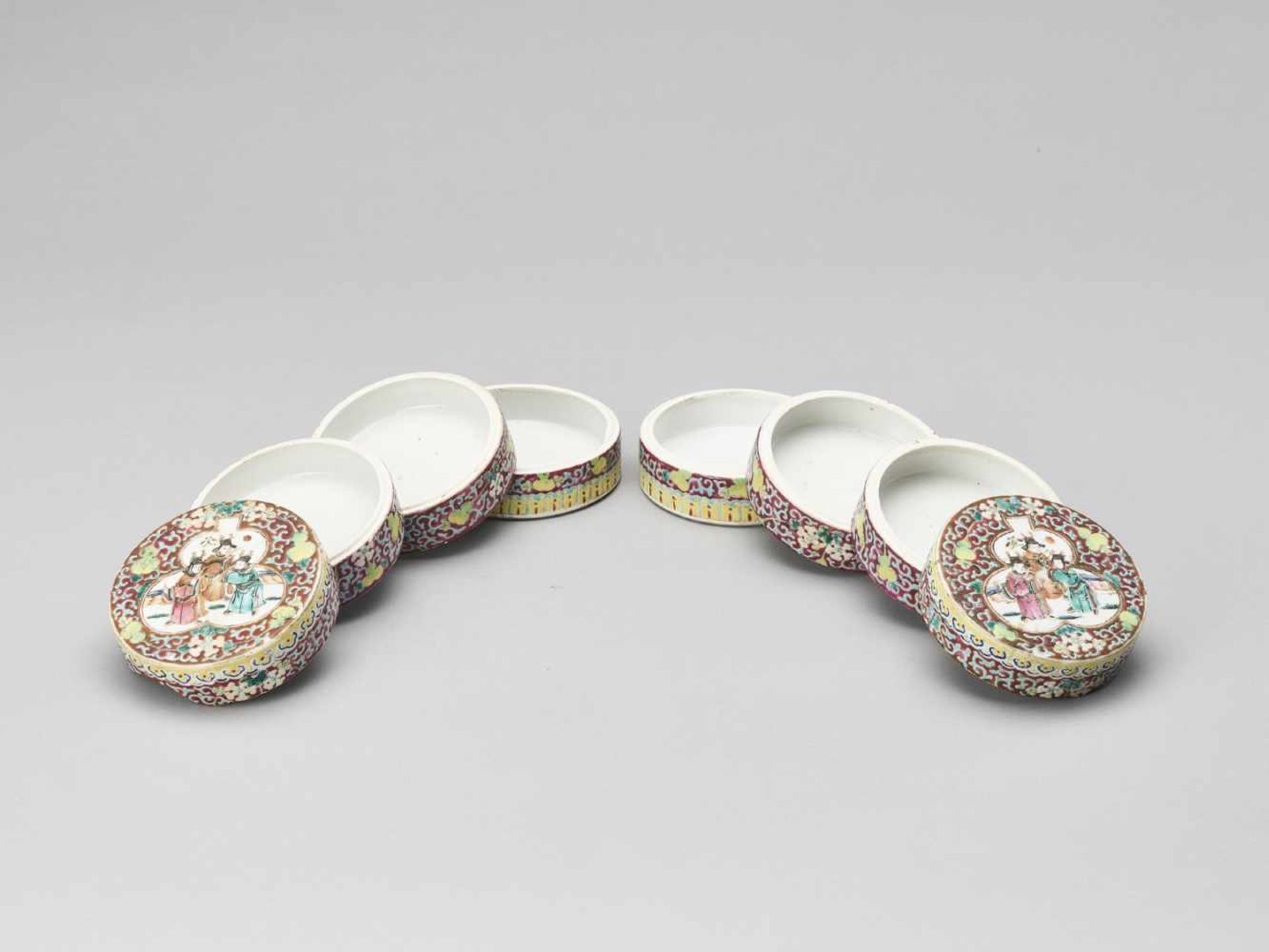 A PAIR OF THREE-TIERED ENAMELED PORCELAIN COSMETIC BOXES, REPUBLIC - Bild 6 aus 9