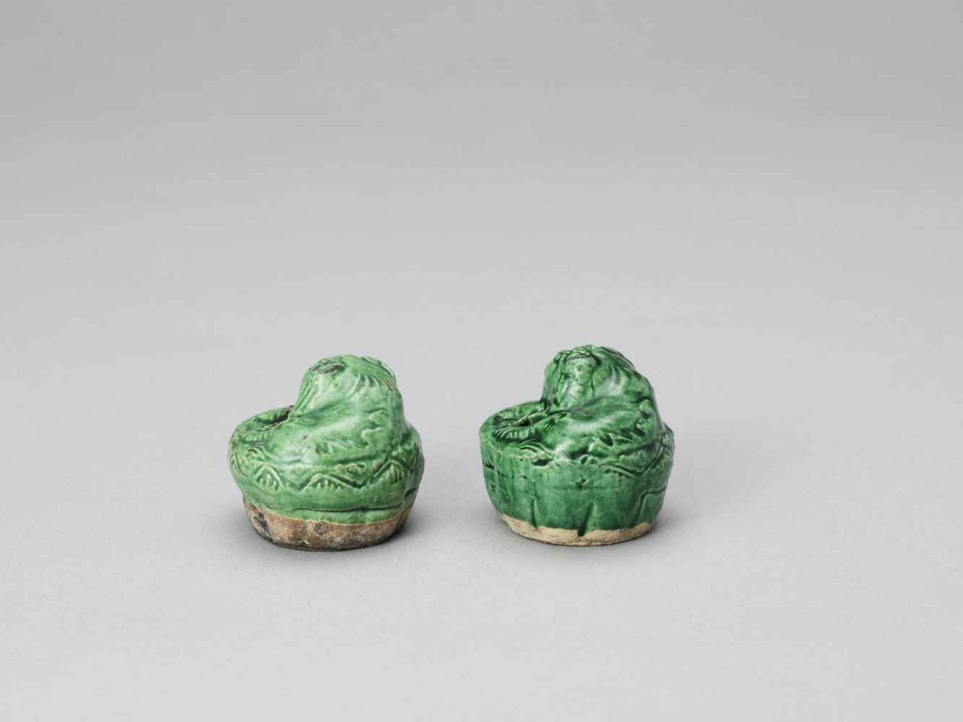 A PAIR OF EMERALD GREEN GLAZED POTTERY BUDDHIST LION WATER DROPPERS, KANGXI - Bild 5 aus 9