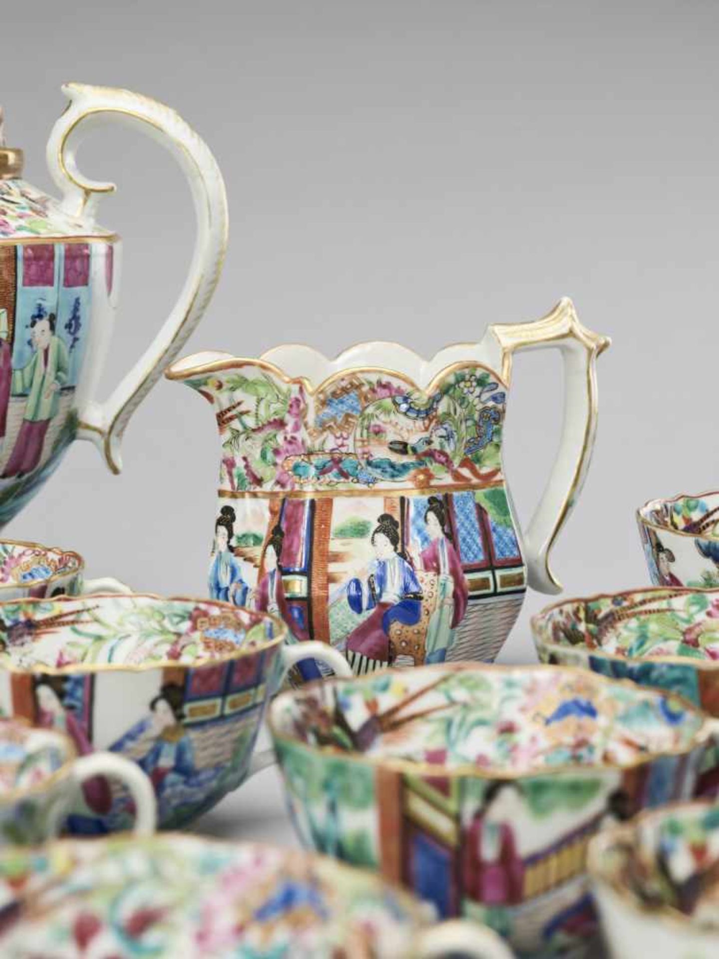 A CANTON EXPORT FAMILLE ROSE AND GILT PORCELAIN TEA SERVICE, QING - Bild 11 aus 16