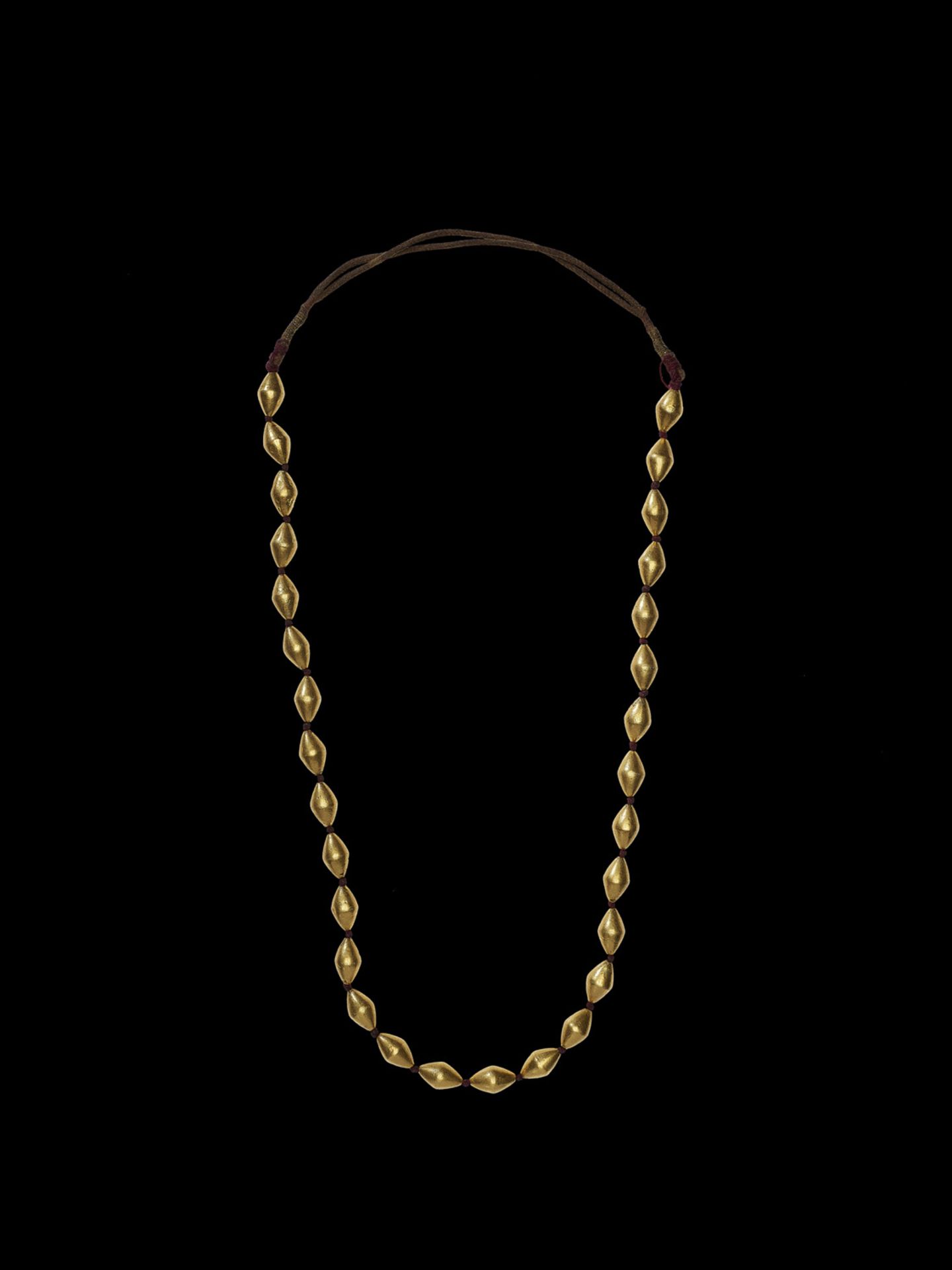 A BURMESE GOLD NECKLACE WITH 30 BEADS - Bild 2 aus 2