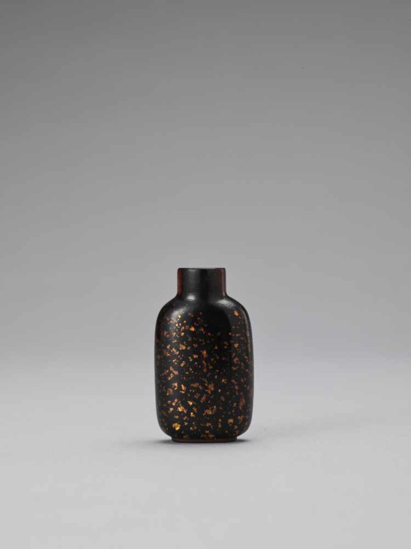 A GOLD-SPECKLED AMBER AVENTURINE GLASS SNUFF BOTTLE, QING - Image 3 of 6