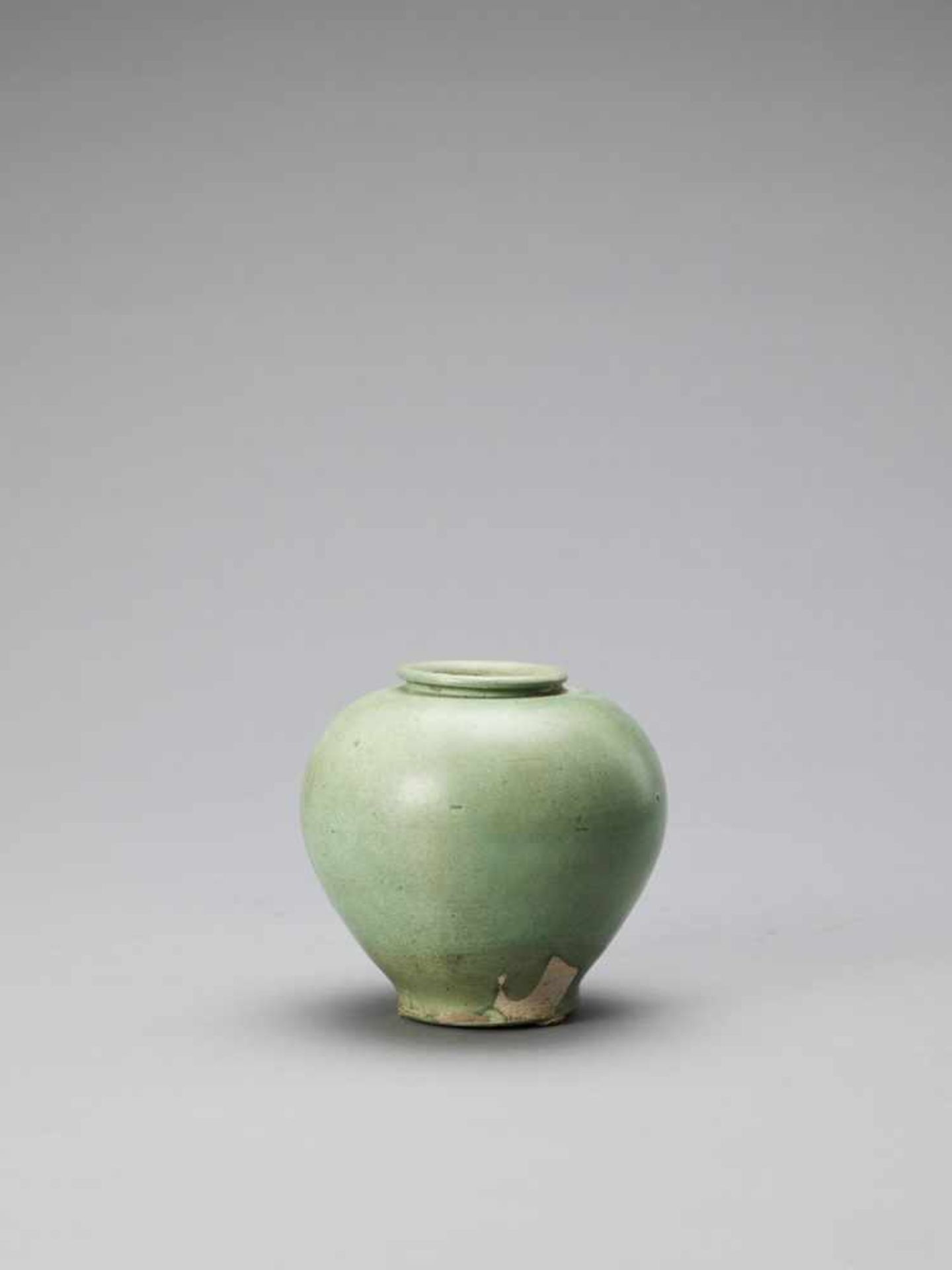 A LIME GREEN-GLAZED POTTERY JAR, TANG - Image 3 of 6