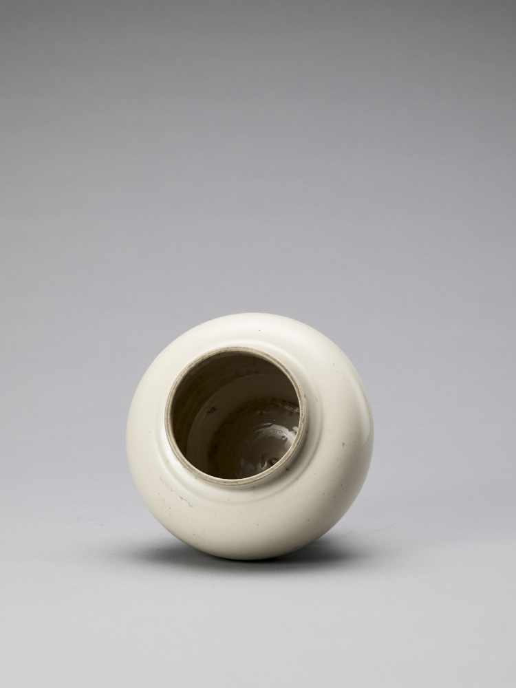 A WHITE GLAZED DEHUA PORCELAIN JAR, MING - Image 5 of 6