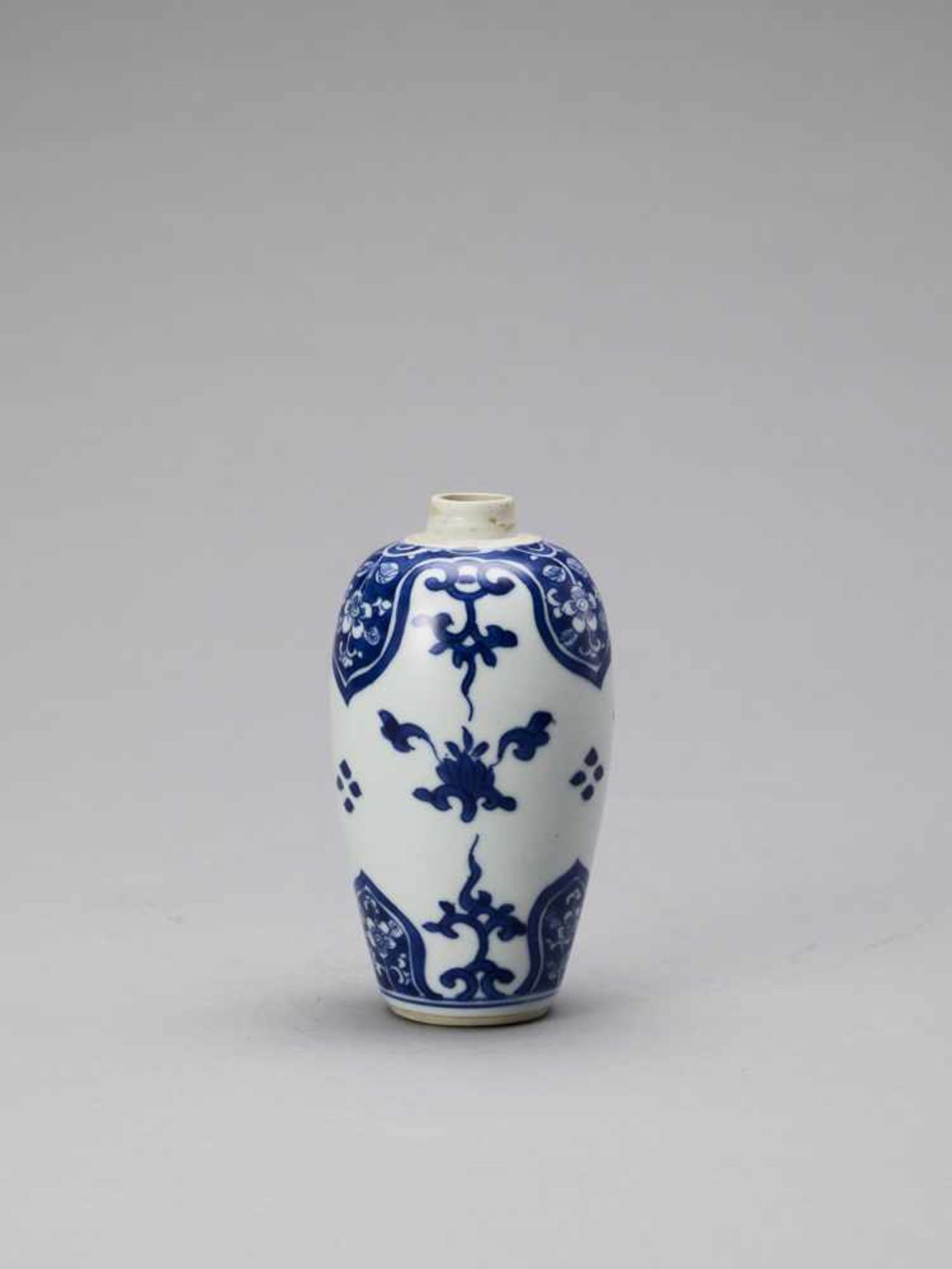 A BLUE AND WHITE PORCELAIN BALUSTER VASE, KANGXI - Image 3 of 6