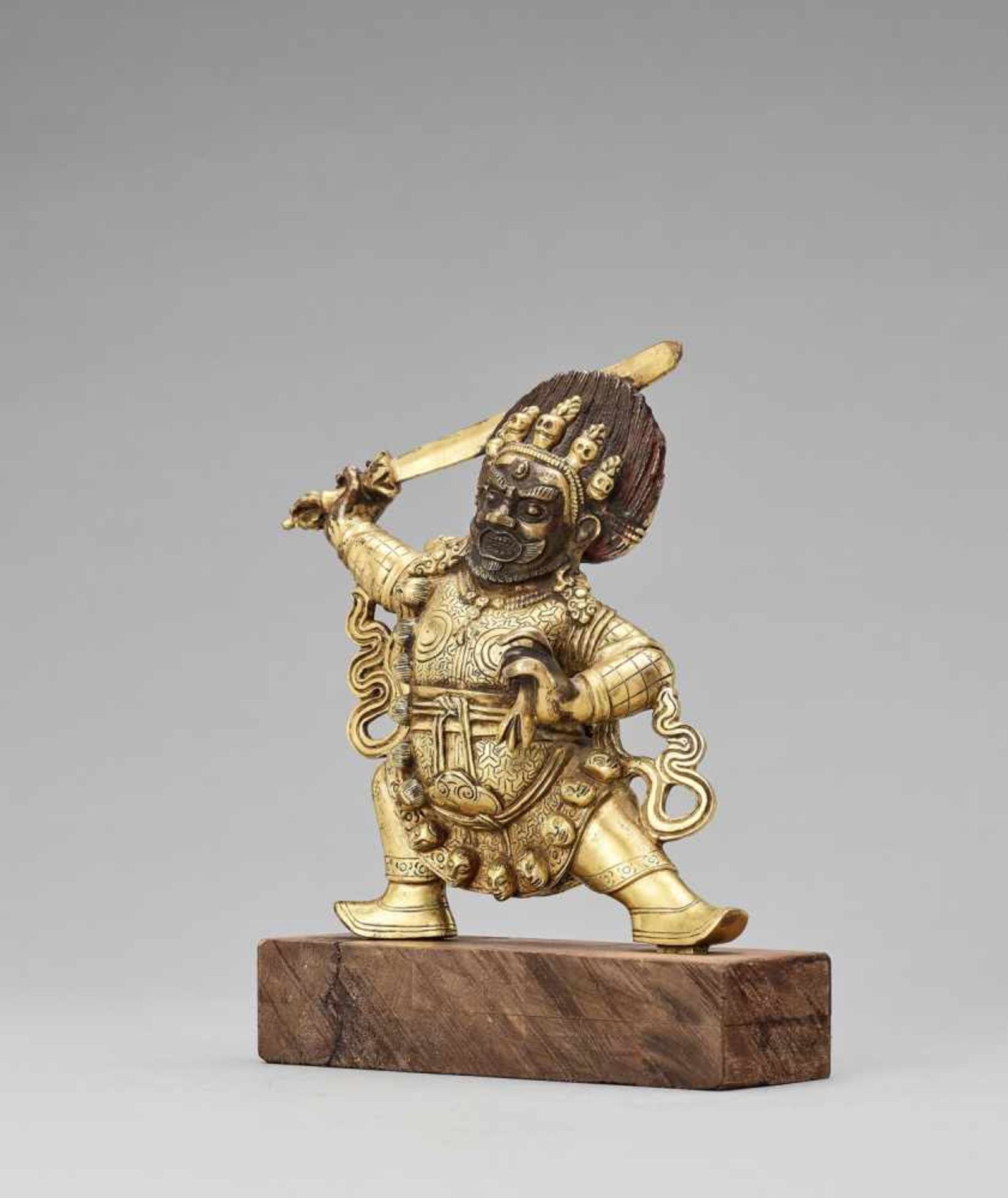 A TIBETAN FIRE-GILT BRONZE FIGURE OF BEGTSE - Bild 2 aus 6