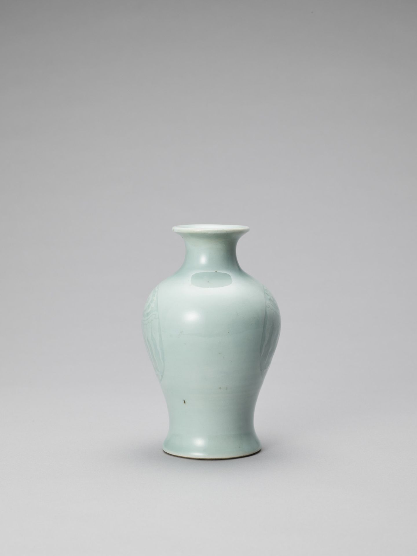 A CARVED CELADON PORCELAIN ‘PHOENIX’ VASE, LATE QING TO REPUBLIC <br - Bild 4 aus 6