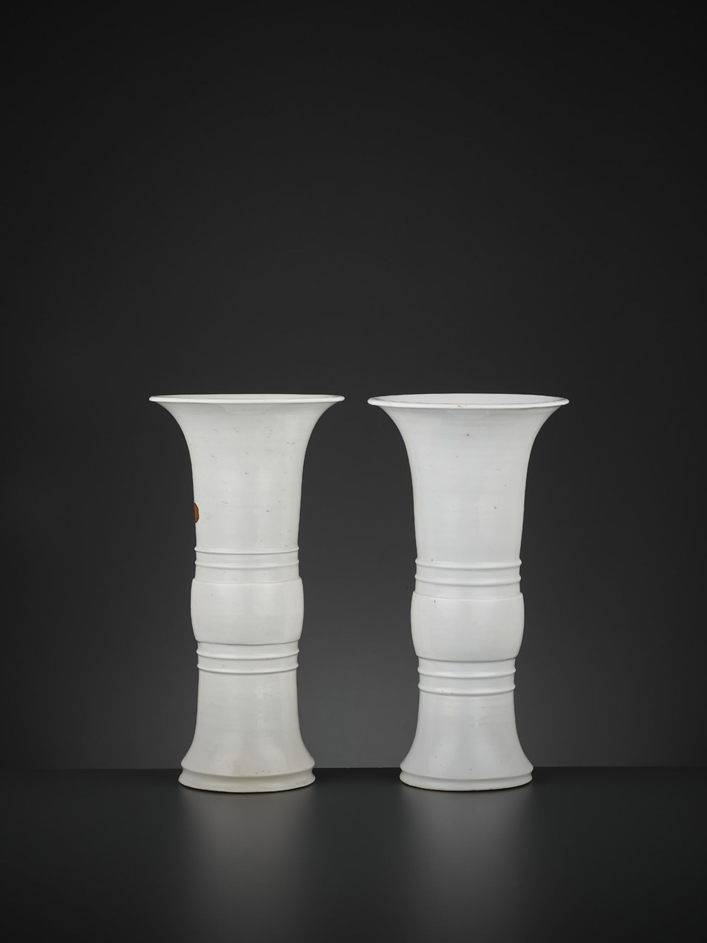 A PAIR OF DEHUA BEAKER VASES, GU - Bild 8 aus 11