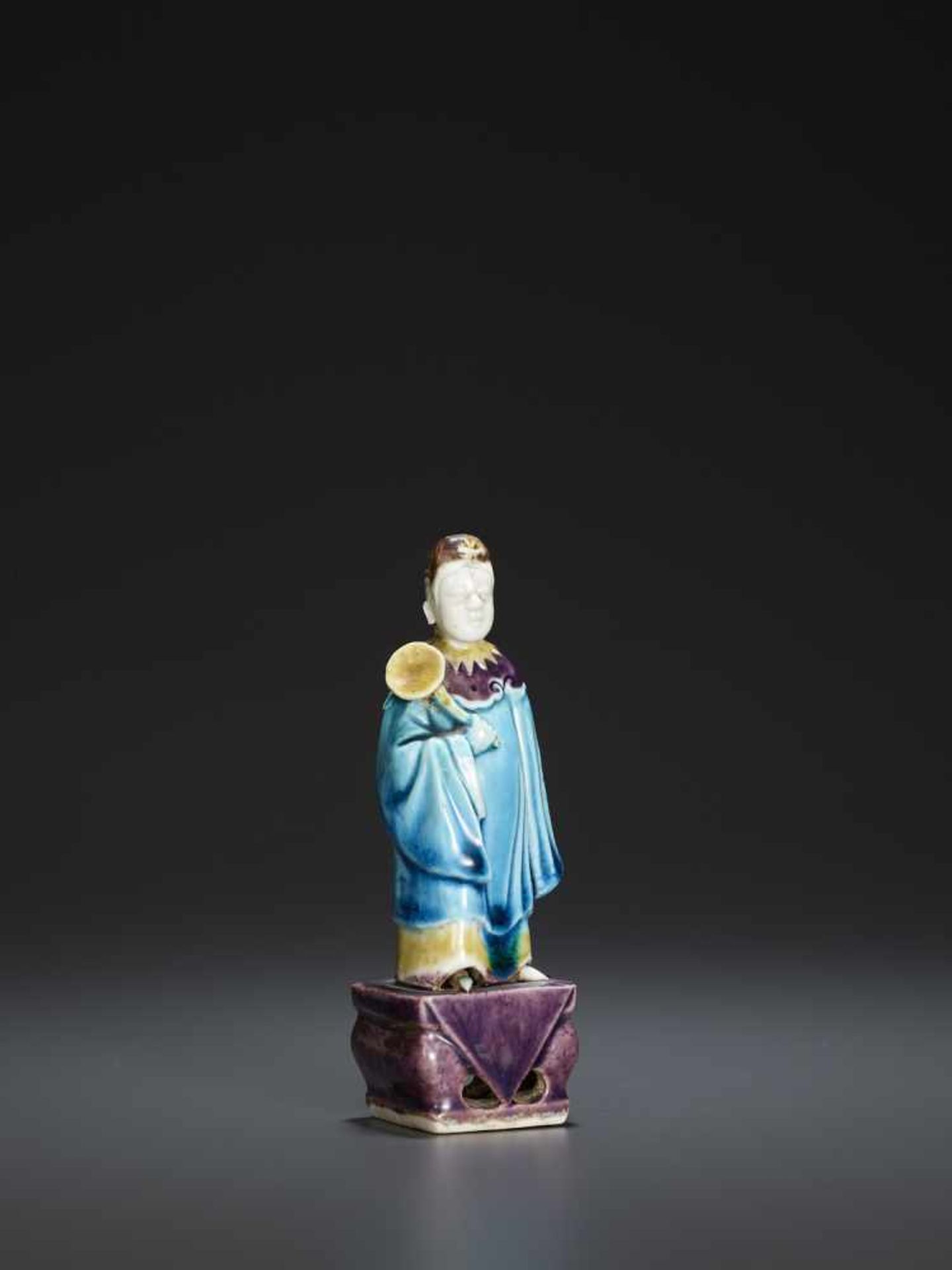 A MOLDED PORCELAIN FIGURE, QING - Bild 6 aus 7