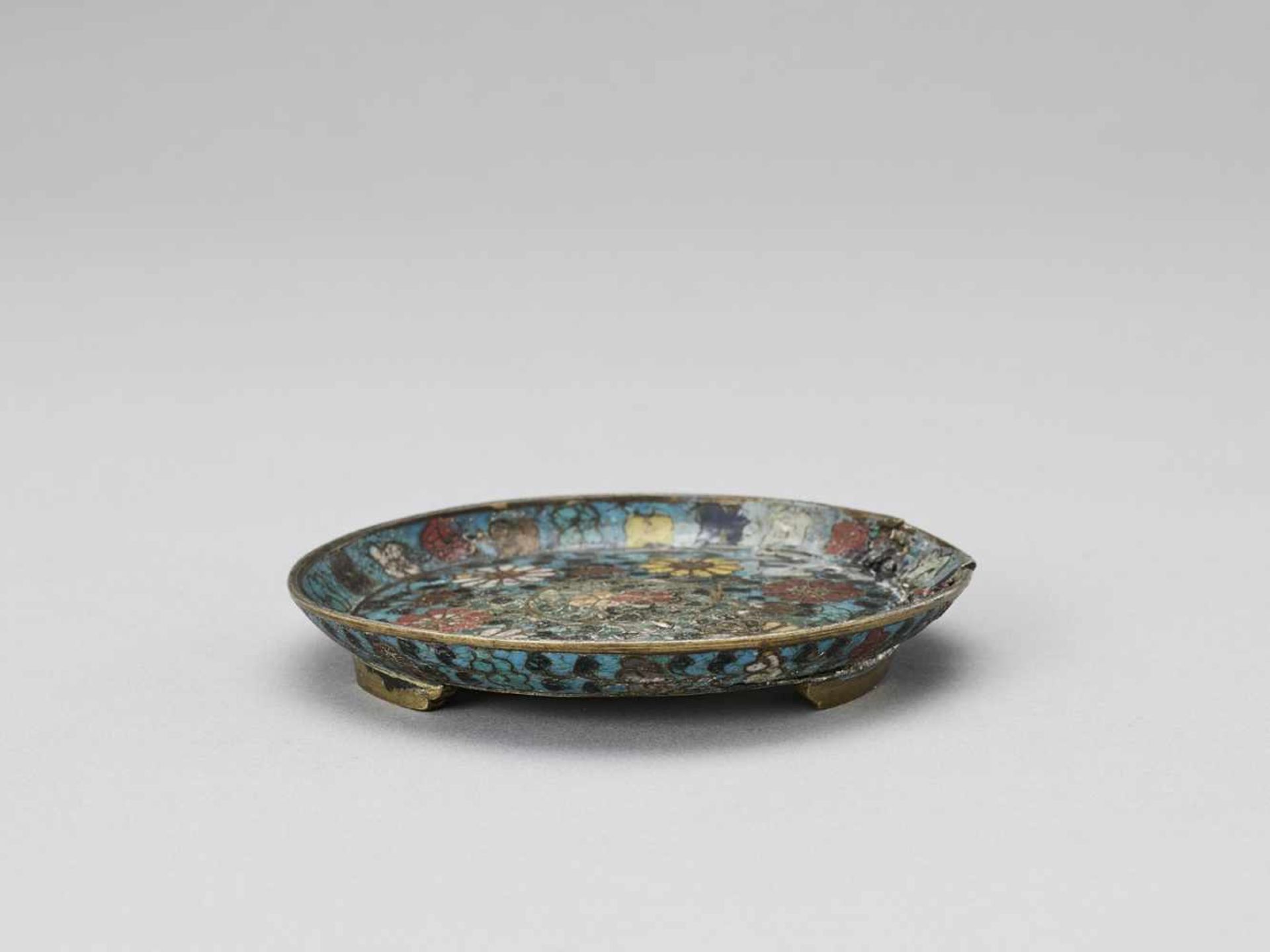 A SMALL FLORAL CLOISONNÉ TRAY, MING < - Bild 3 aus 5