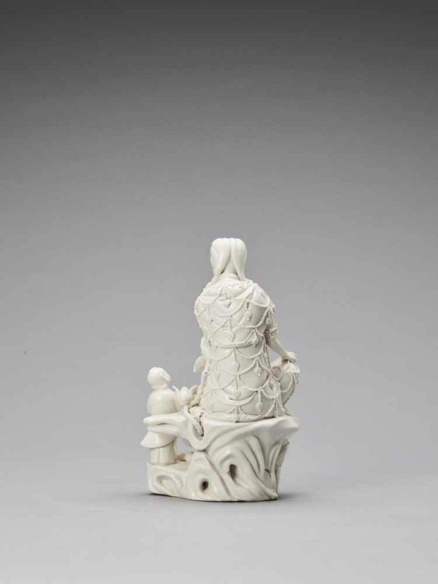 A WHITE GLAZED DEHUA PORCELAIN FIGURE OF GUANYIN AND CHILD, QING - Bild 5 aus 6