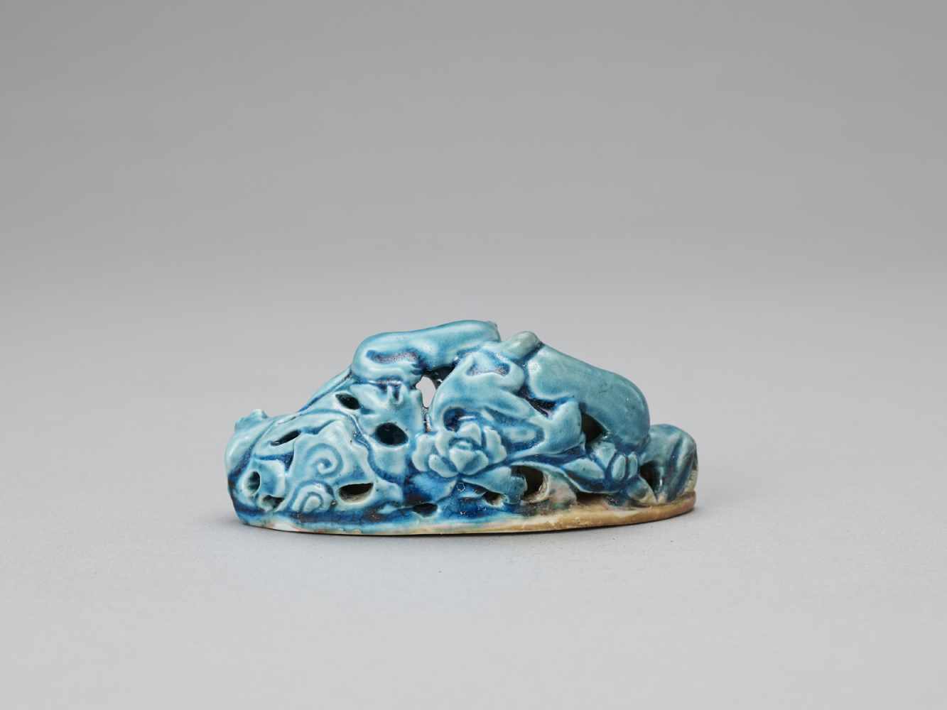 A ‘SQUIRRELS AND GRAPES’ PORCELAIN BRUSH REST, KANGXI <br - Image 4 of 7