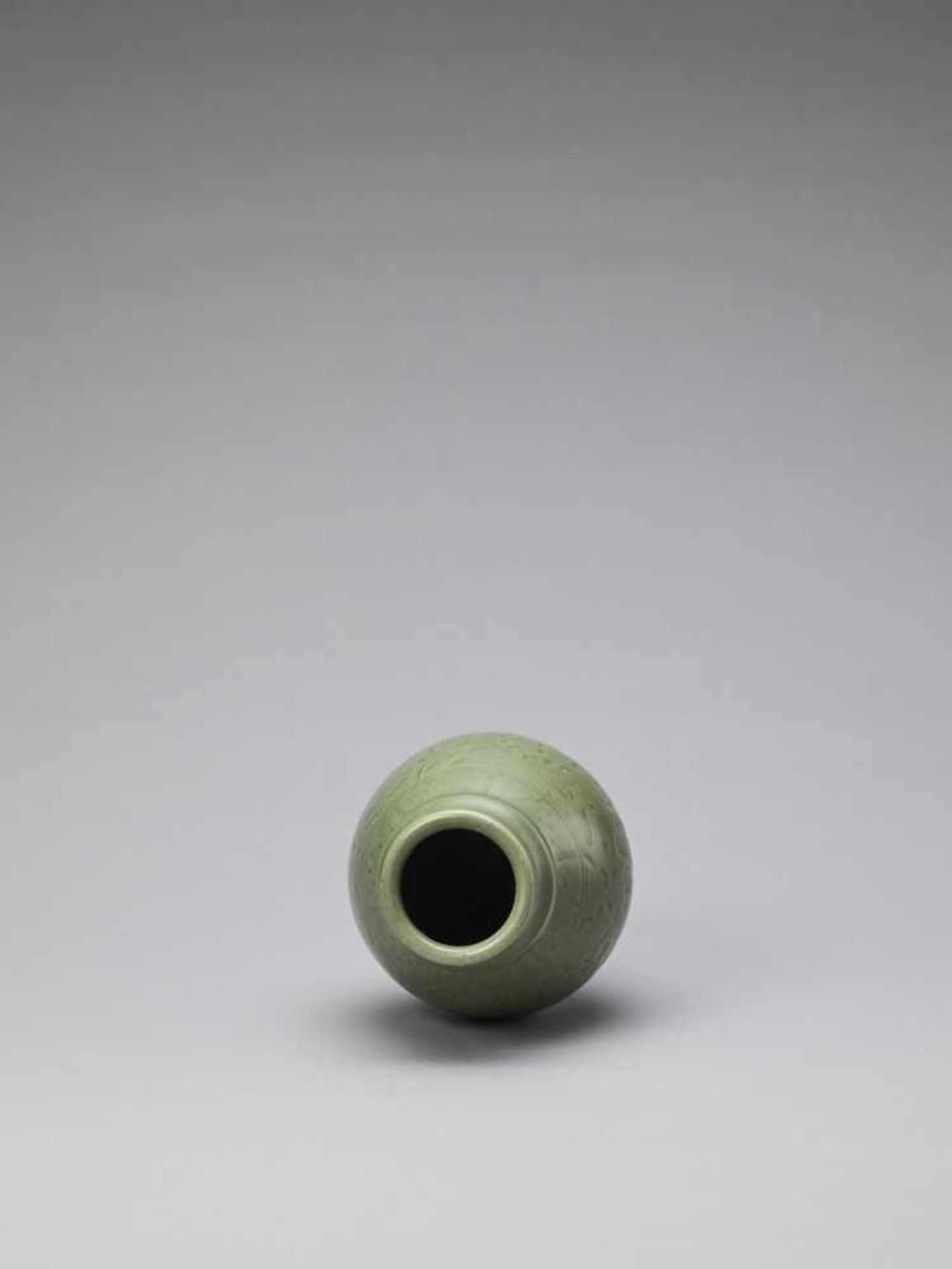 A CARVED LONGQUAN CELADON ‘LOTUS’ JAR, YUAN TO EARLY MING <br - Bild 5 aus 6