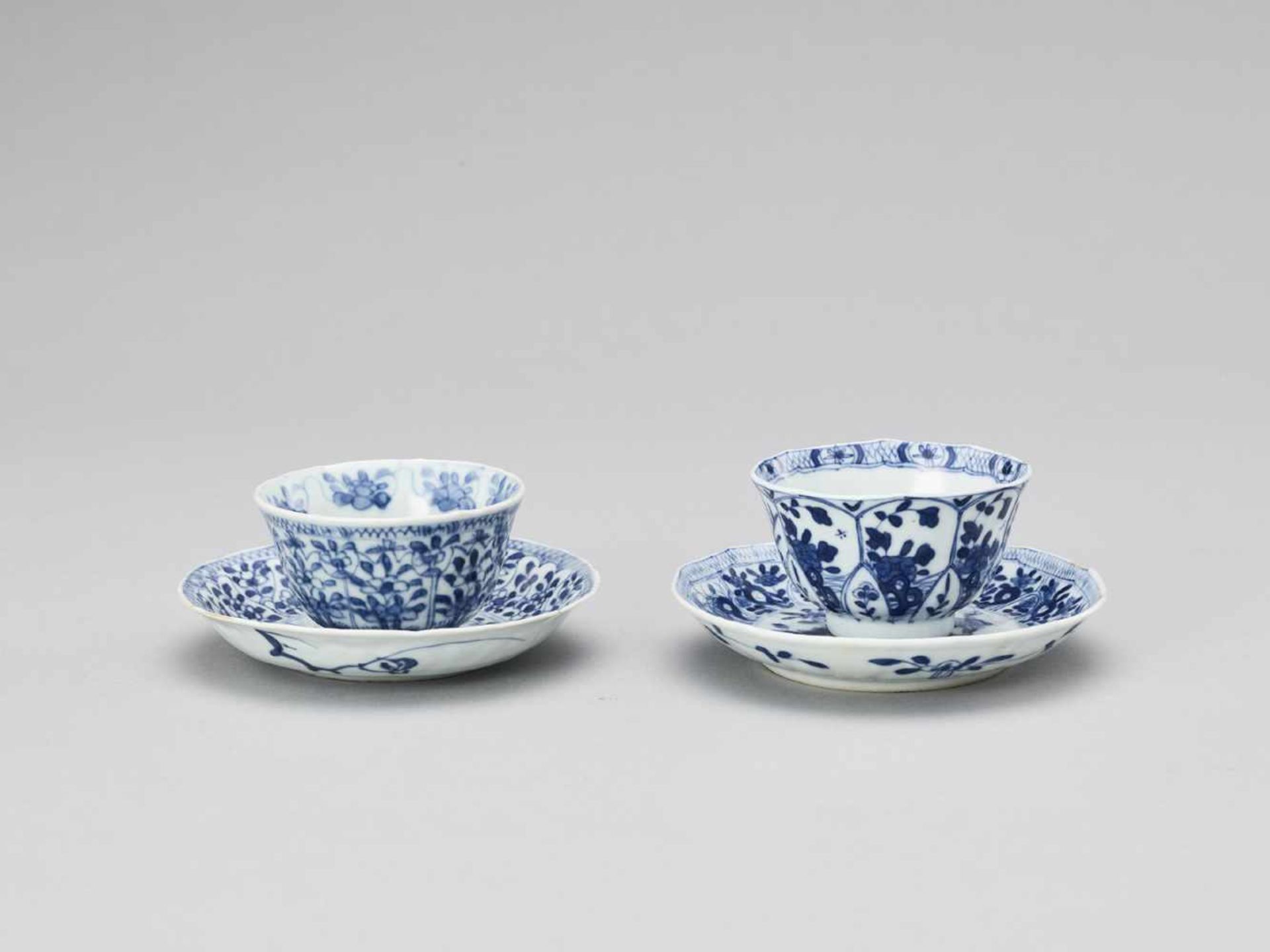 A PAIR OF BLUE AND WHITE PORCELAIN CUPS WITH MATCHING PLATES, KANGXI