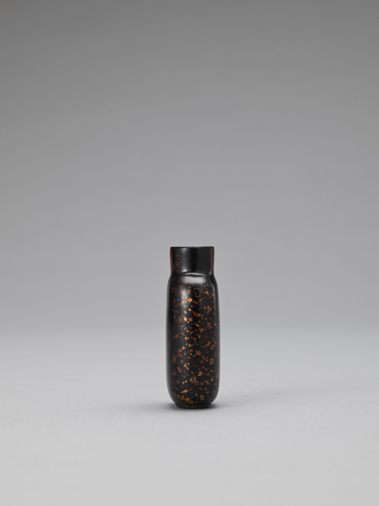 A GOLD-SPECKLED AMBER AVENTURINE GLASS SNUFF BOTTLE, QING - Image 2 of 6