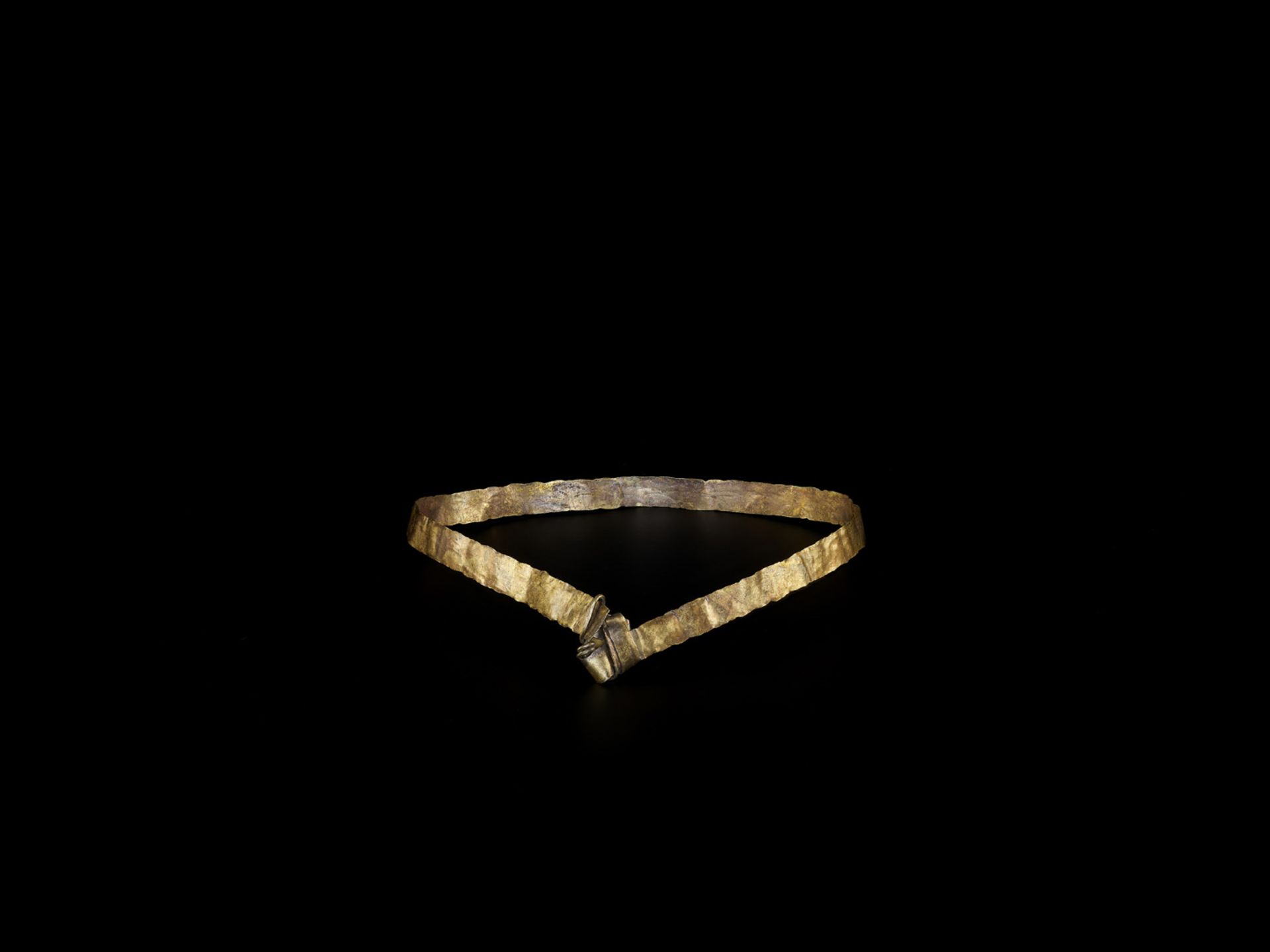 A THIN CHAM GOLD SHEET NECKLACE - Image 4 of 4