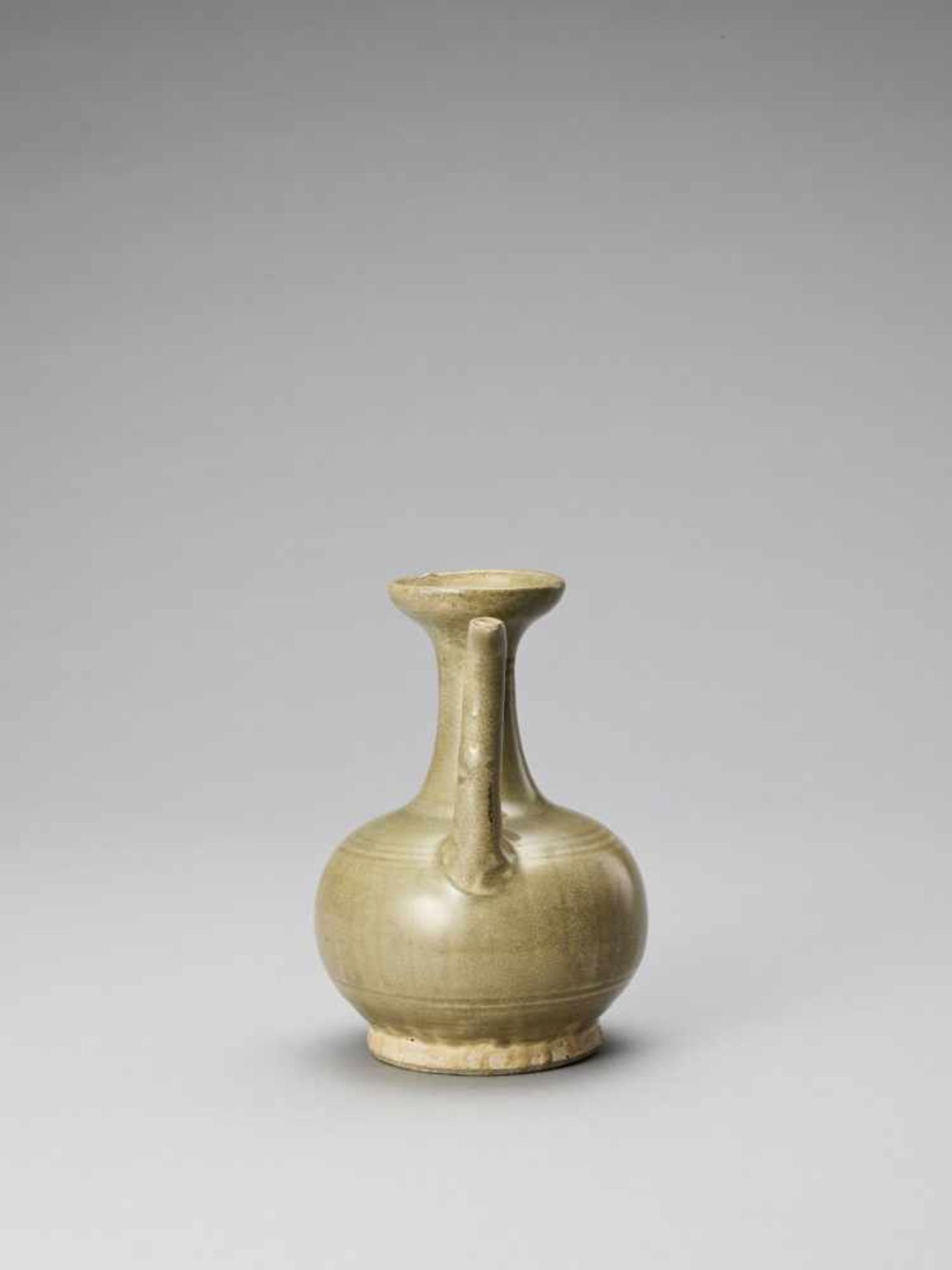 A CELADON GLAZED POTTERY EWER, TANG OR LIAO - Bild 2 aus 8