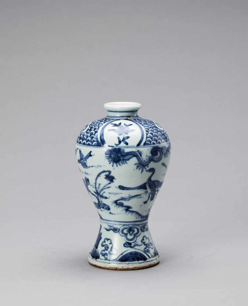 A BLUE AND WHITE GLAZED PORCELAIN MEIPING VASE, LATE MING - Image 2 of 6