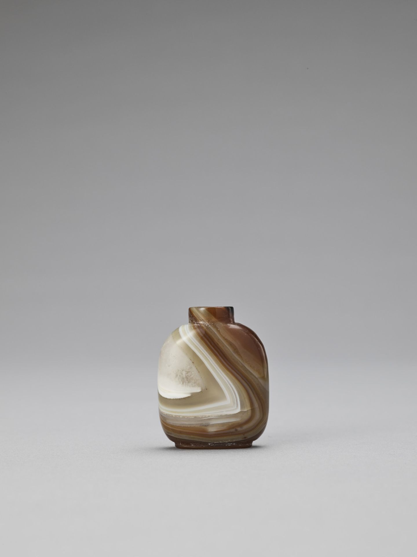 A BANDED AGATE SNUFF BOTTLE, LATE QING TO REPUBLIC - Bild 3 aus 6