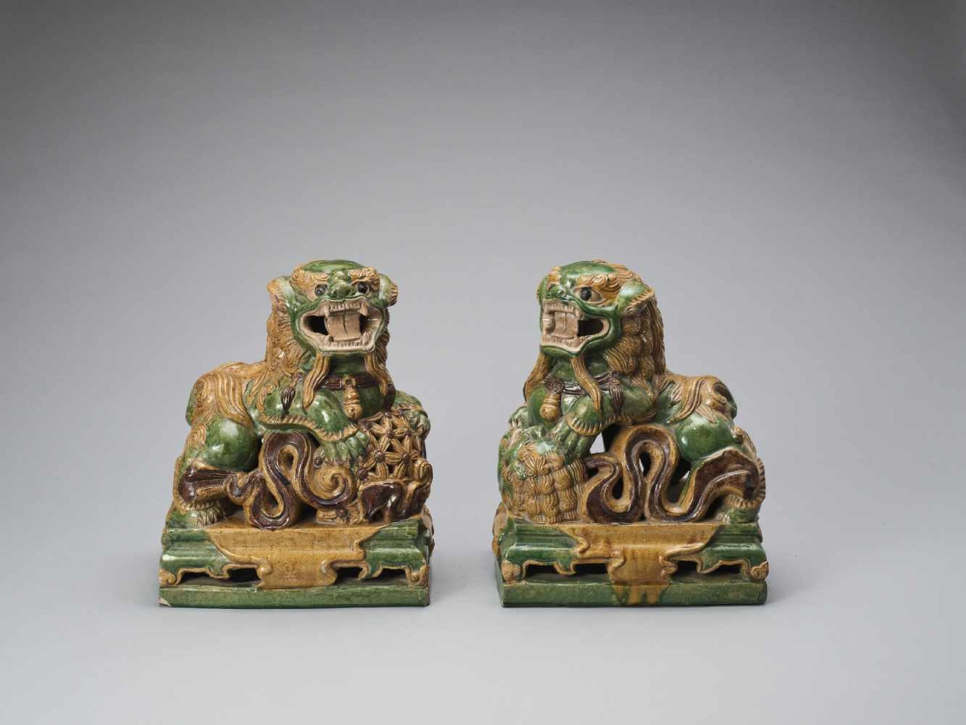 A PAIR OF RETICULATED SANCAI GLAZED POTTERY BUDDHIST LIONS, LATE MING TO EARLIER QING - Image 3 of 8