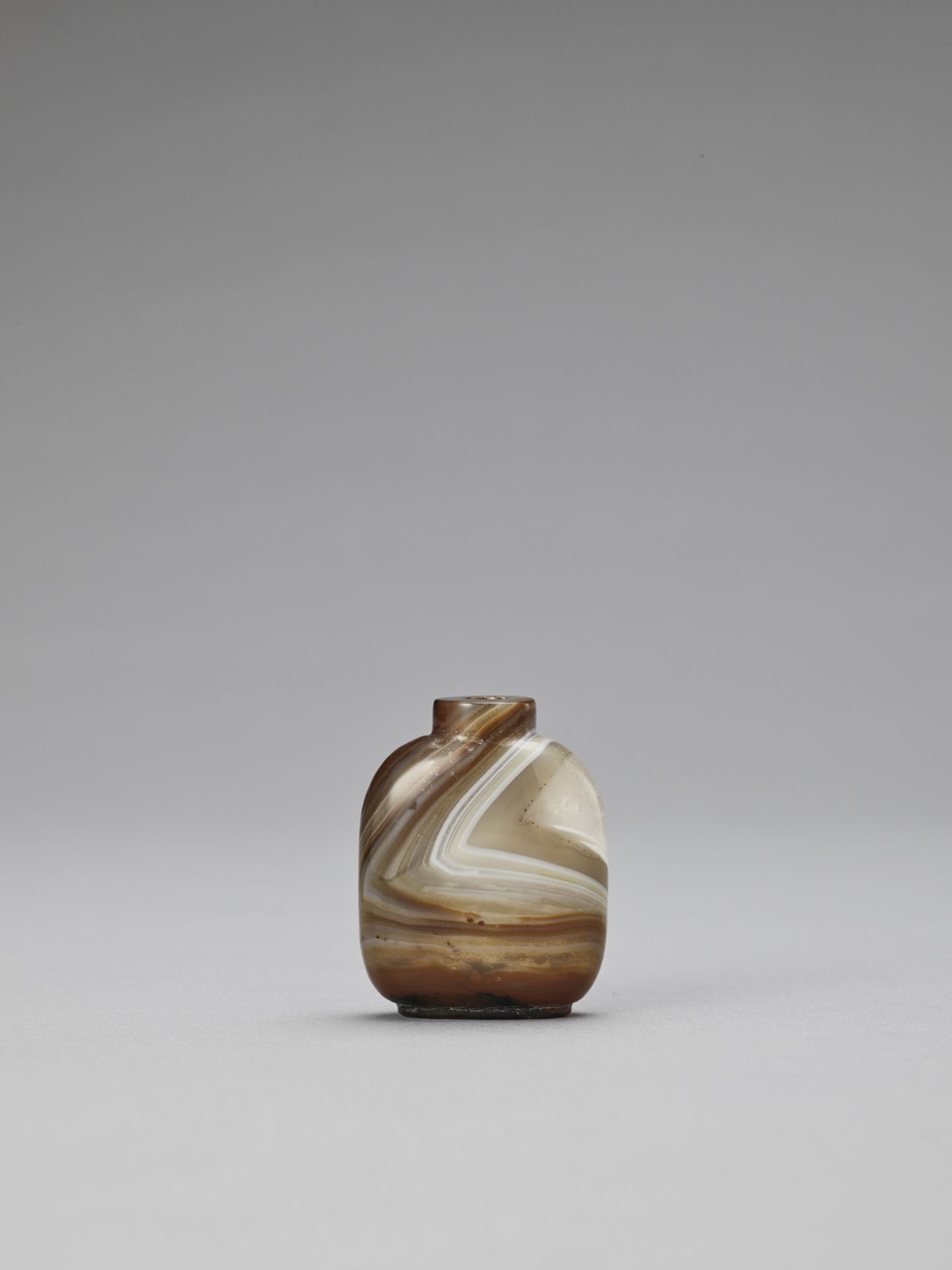 A BANDED AGATE SNUFF BOTTLE, LATE QING TO REPUBLIC