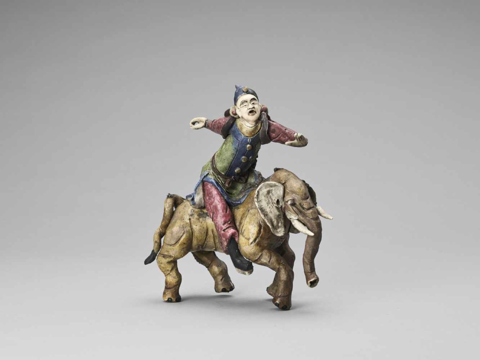 A GLAZED TERRACOTTA FIGURE OF A DIGNITARY RIDING AN ELEPHANT, MID-QING - Bild 4 aus 10