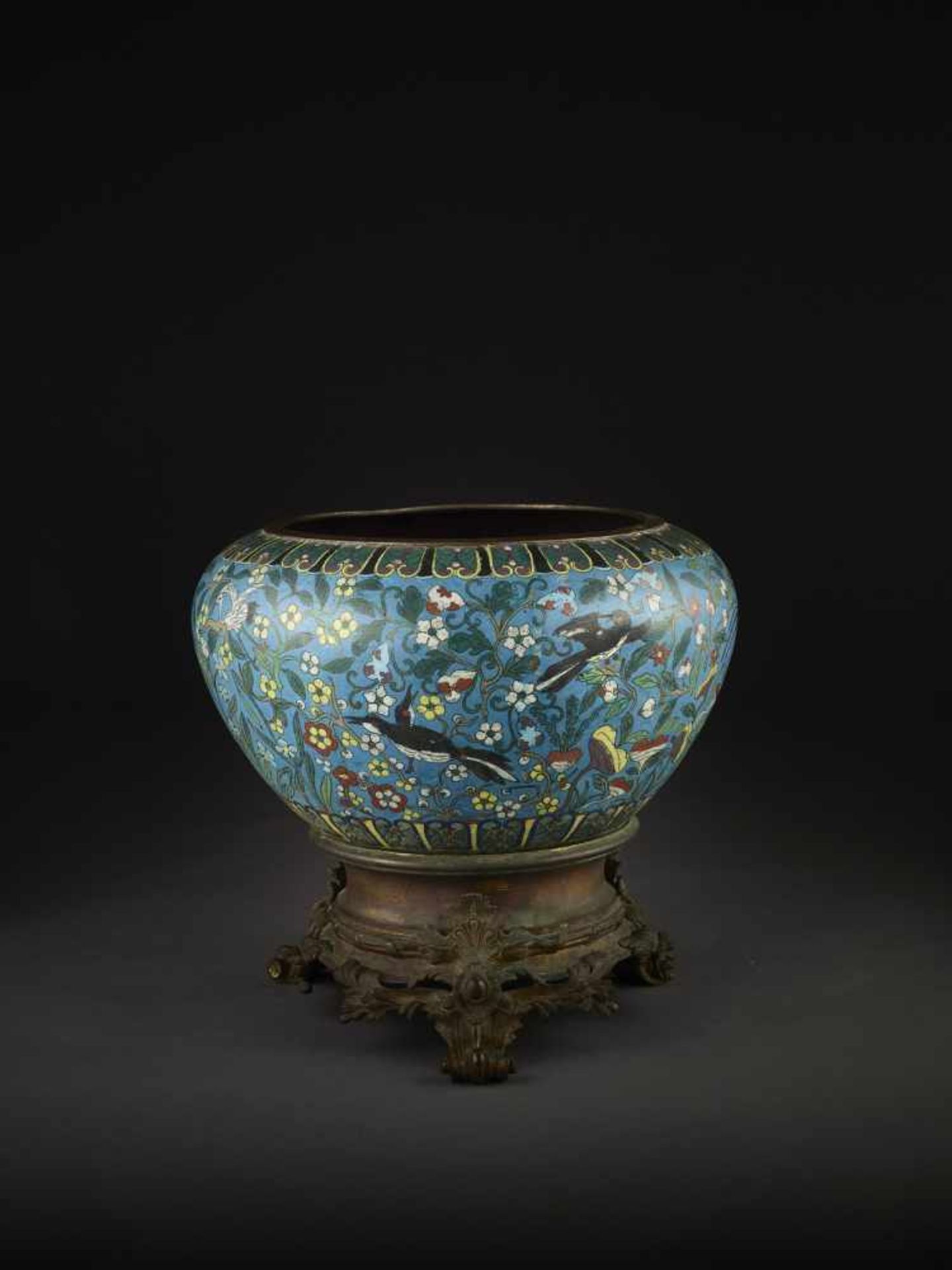 A LARGE CLOISONNÉ JARDINIÈRE, QING <b - Bild 2 aus 8