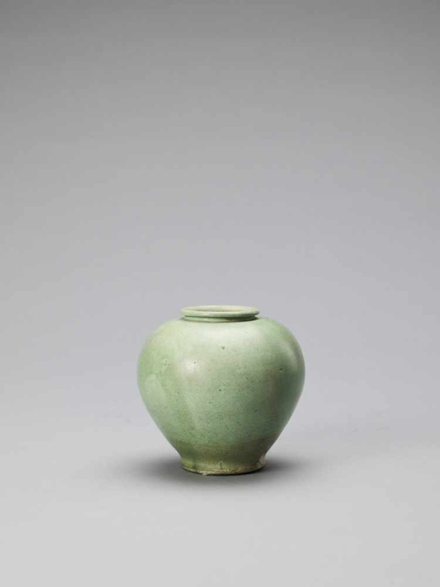 A LIME GREEN-GLAZED POTTERY JAR, TANG - Image 2 of 6
