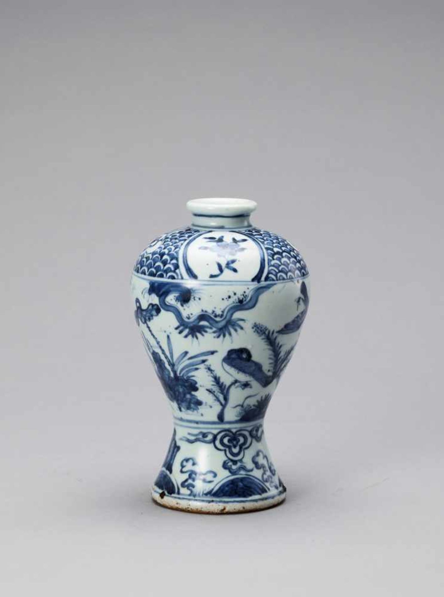 A BLUE AND WHITE GLAZED PORCELAIN MEIPING VASE, LATE MING - Image 4 of 6