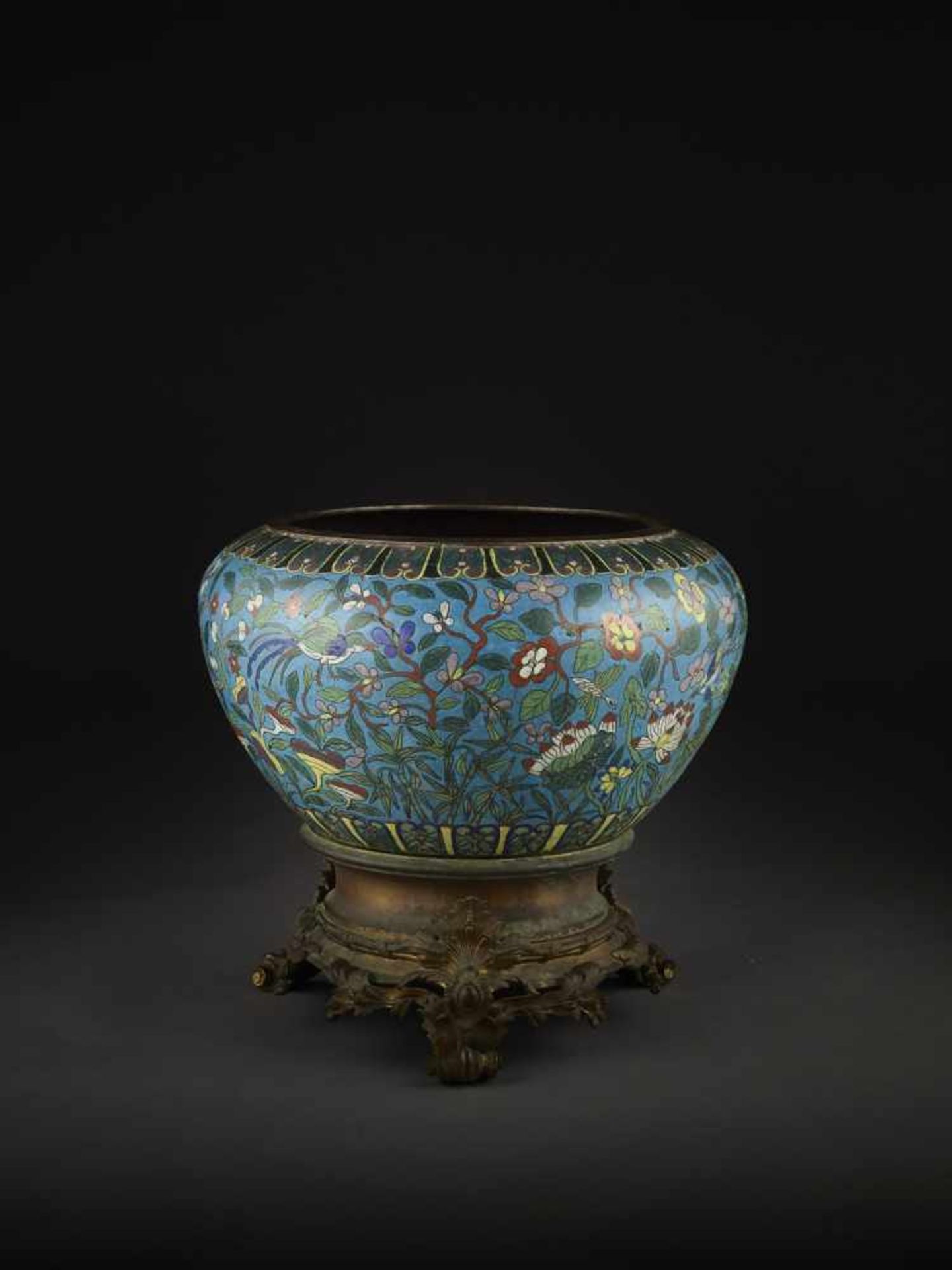 A LARGE CLOISONNÉ JARDINIÈRE, QING <b