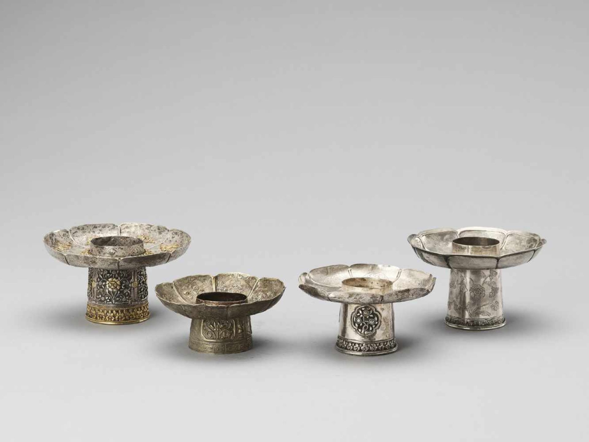 FOUR SINO-TIBETAN SILVER PARCEL-GILT ‘BAJIXIANG’ CANDLE HOLDERS, QING <br - Bild 6 aus 7