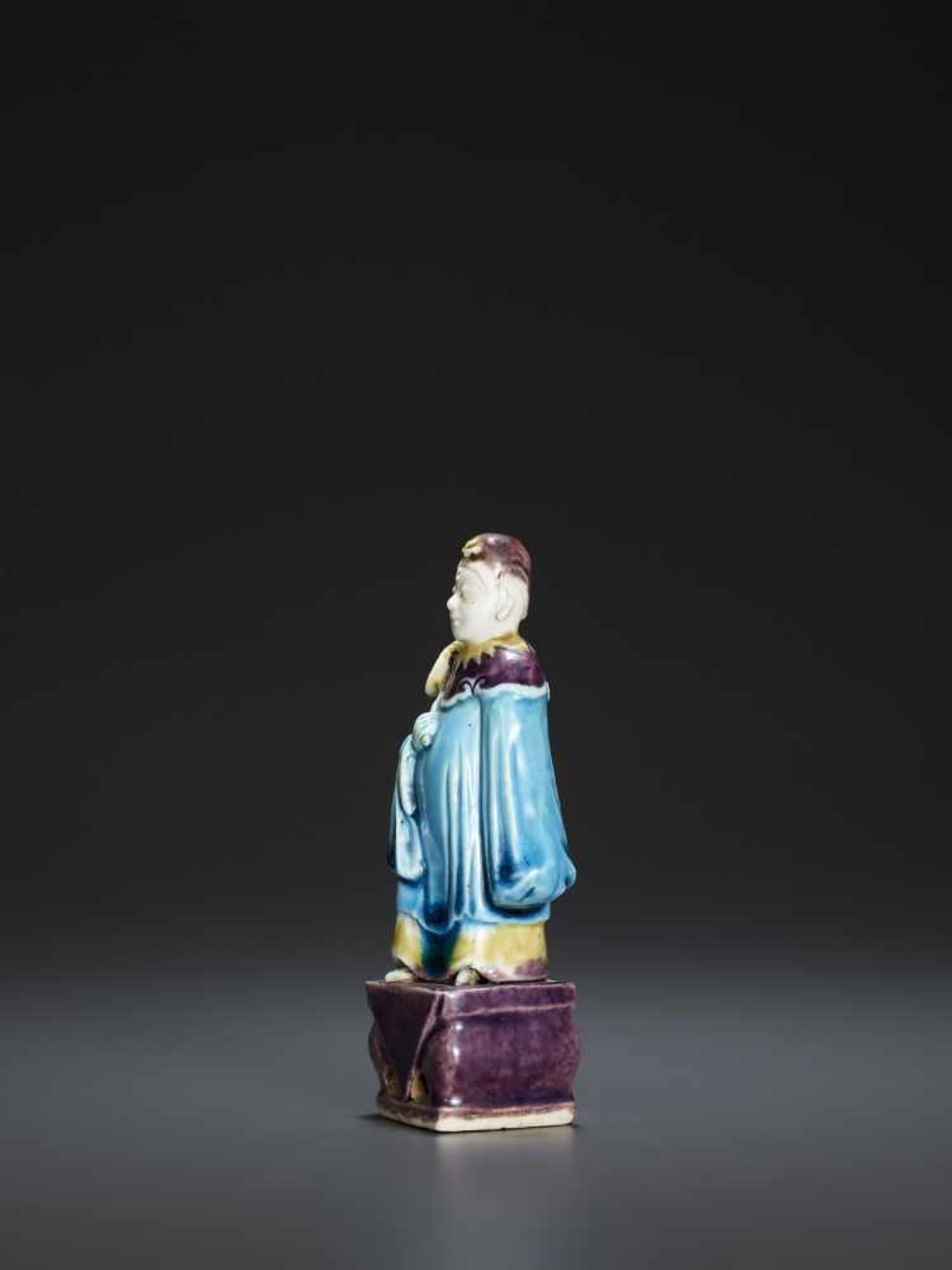 A MOLDED PORCELAIN FIGURE, QING - Bild 3 aus 7