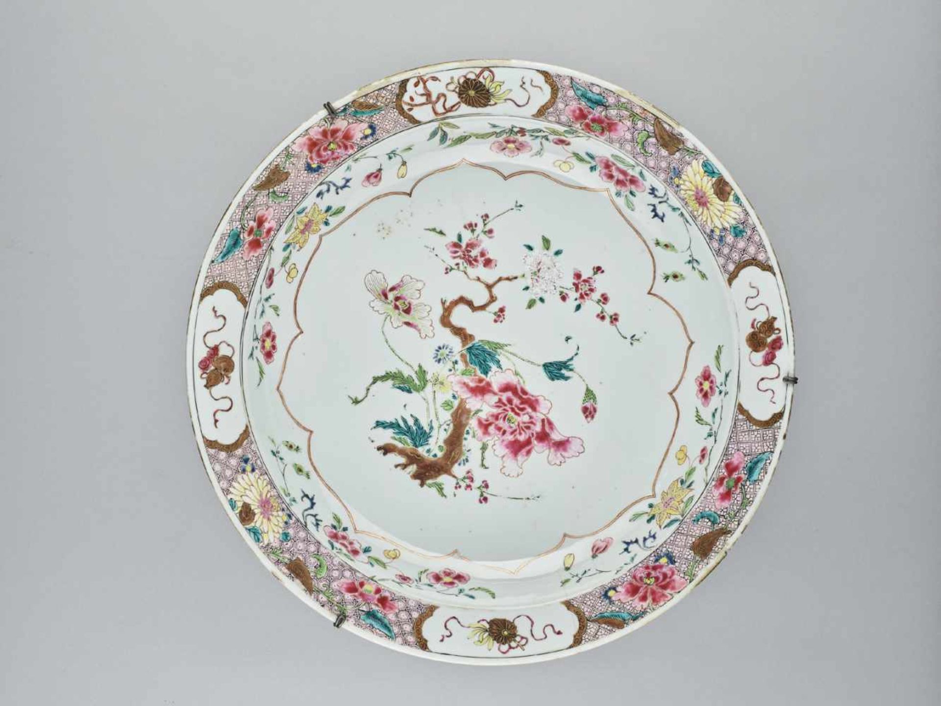 A GILT AND FAMILLE ROSE ENAMELED CHARGER, QING