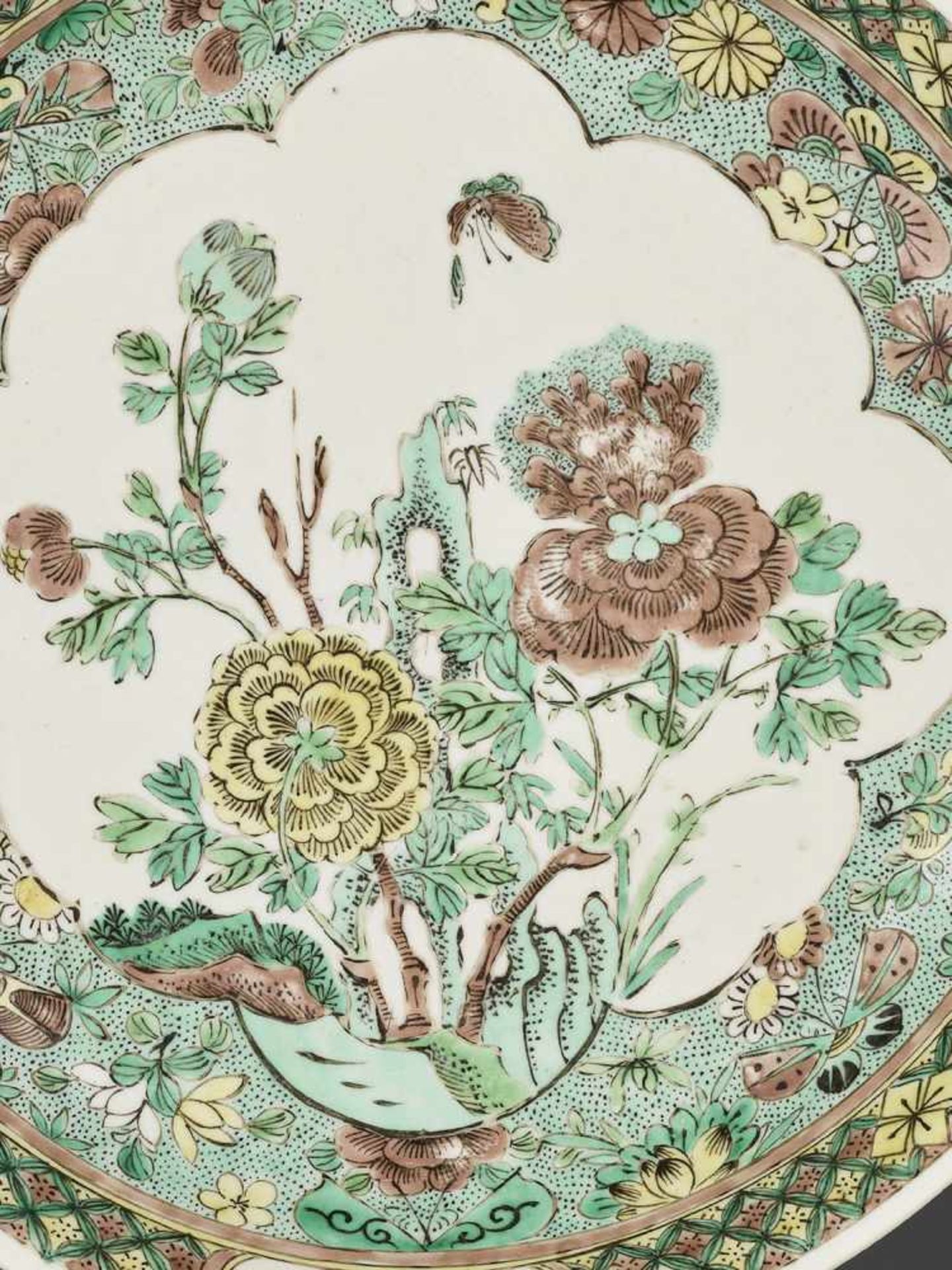 A FAMILLE VERTE BISCUIT DISH, KANGXI - Bild 4 aus 6