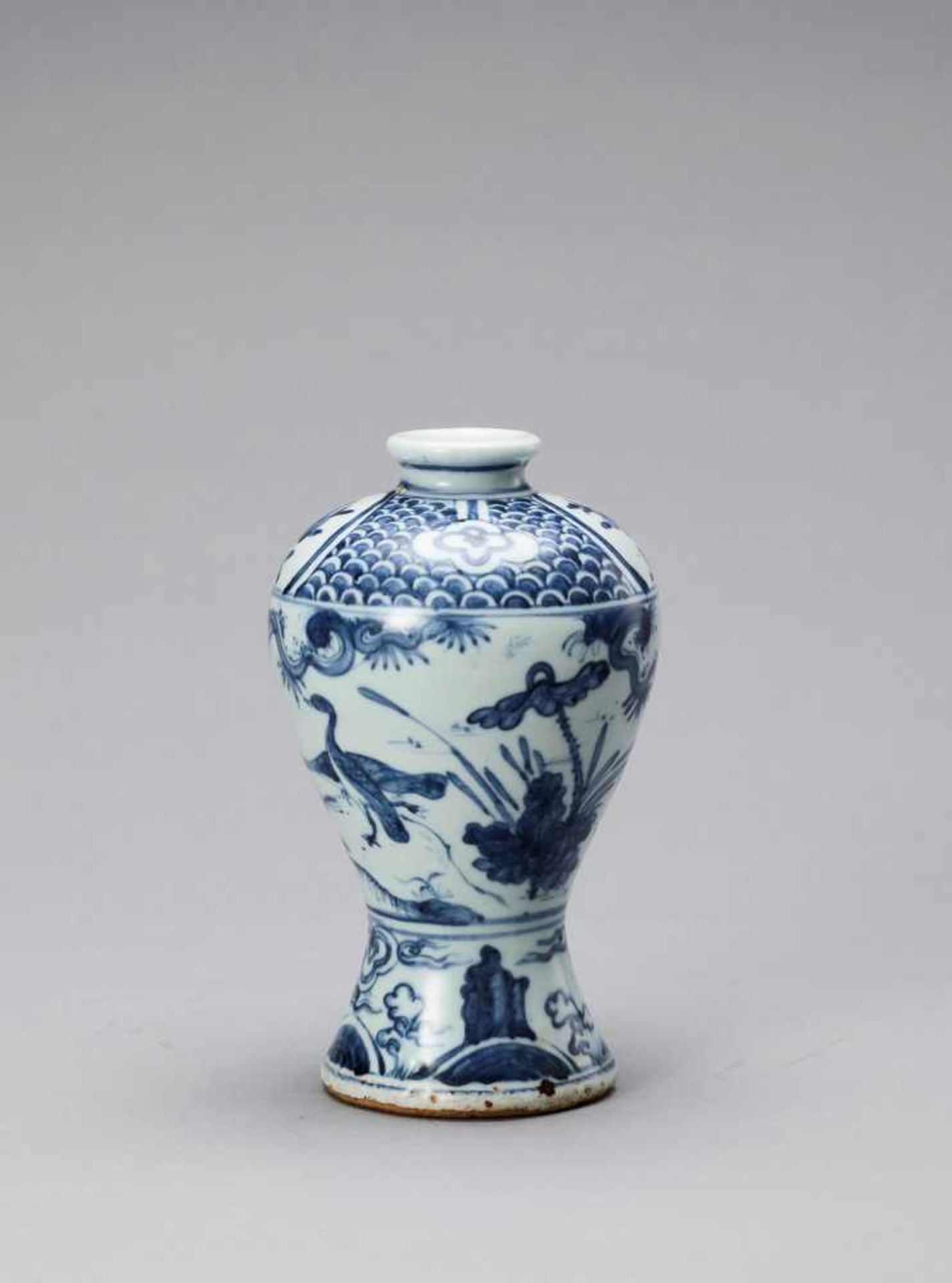 A BLUE AND WHITE GLAZED PORCELAIN MEIPING VASE, LATE MING - Image 3 of 6