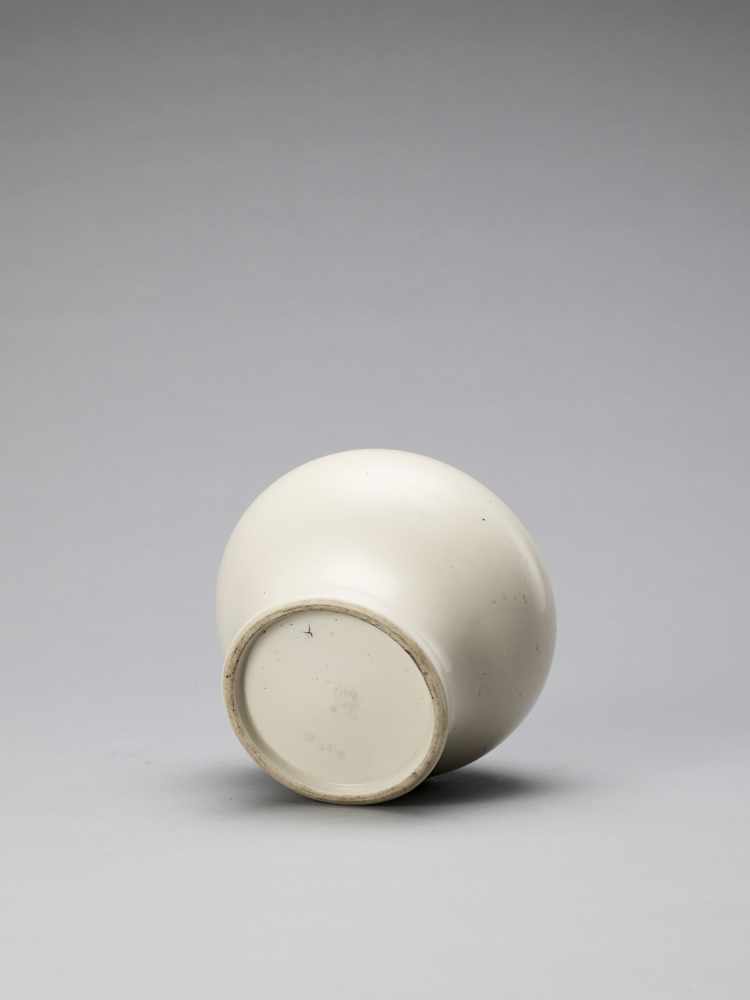 A WHITE GLAZED DEHUA PORCELAIN JAR, MING - Image 6 of 6