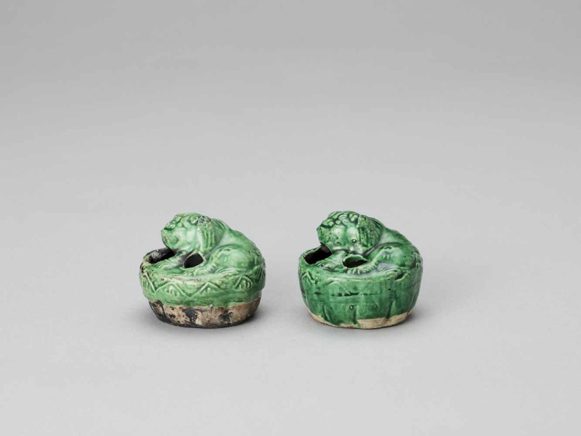 A PAIR OF EMERALD GREEN GLAZED POTTERY BUDDHIST LION WATER DROPPERS, KANGXI - Bild 4 aus 9