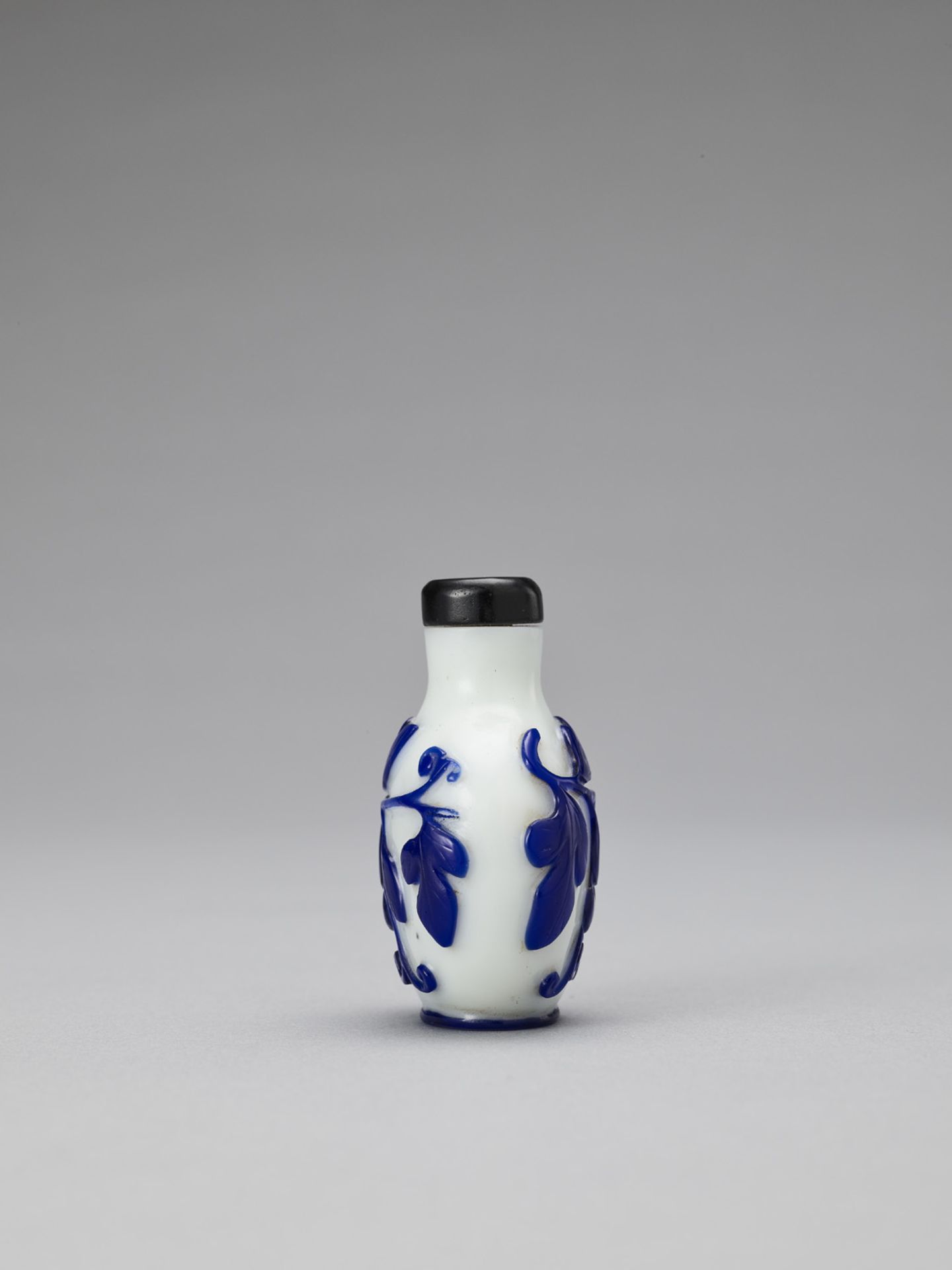 A SAPPHIRE BLUE OVERLAY GLASS SNUFF BOTTLE, QING - Bild 3 aus 7