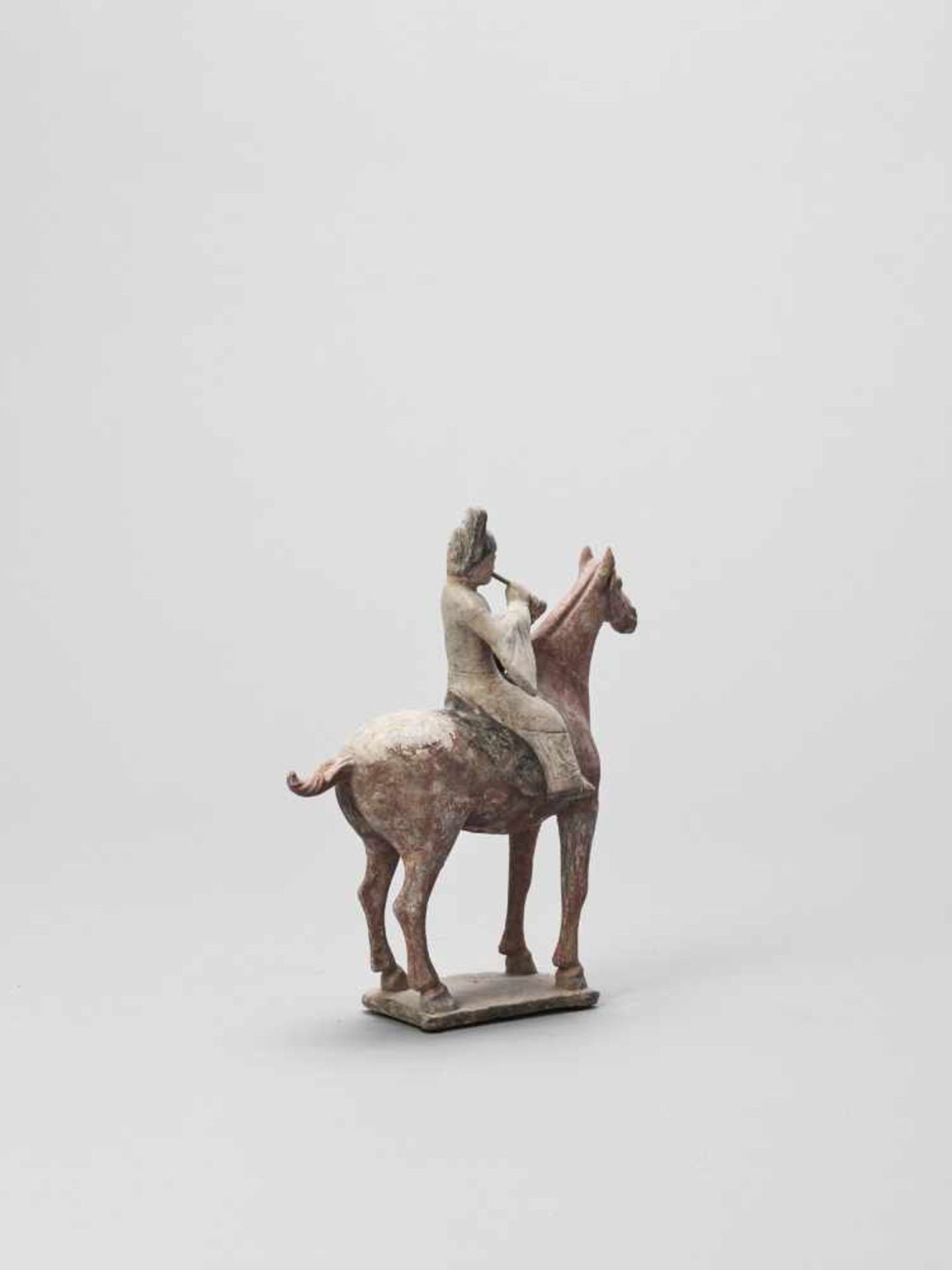 A COLD-PAINTED TERRACOTTA MODEL OF A HORSE AND RIDER, TANG - Bild 4 aus 7