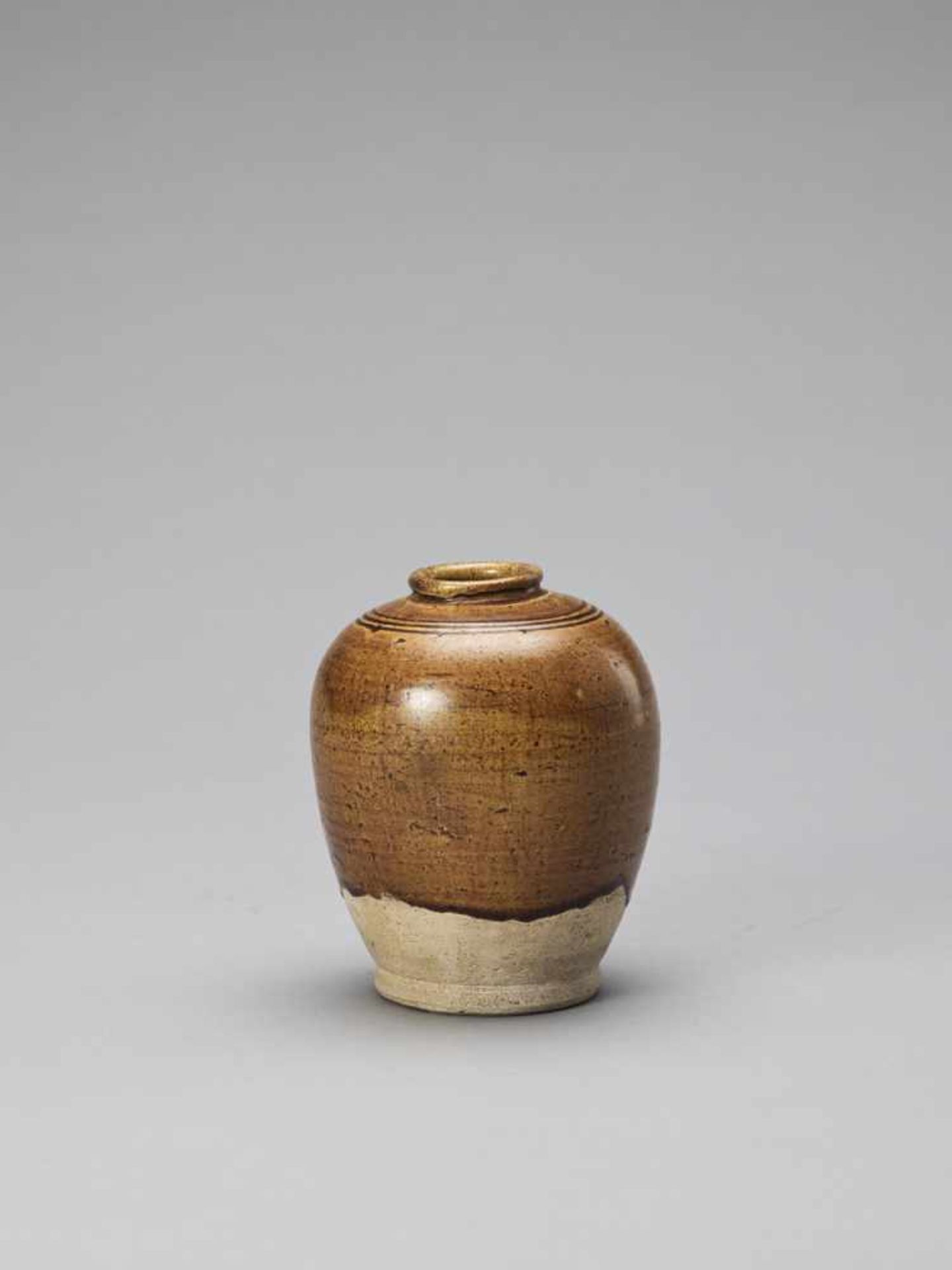 AN OCHRE BROWN-GLAZED POTTERY JAR, TANG - Bild 4 aus 6