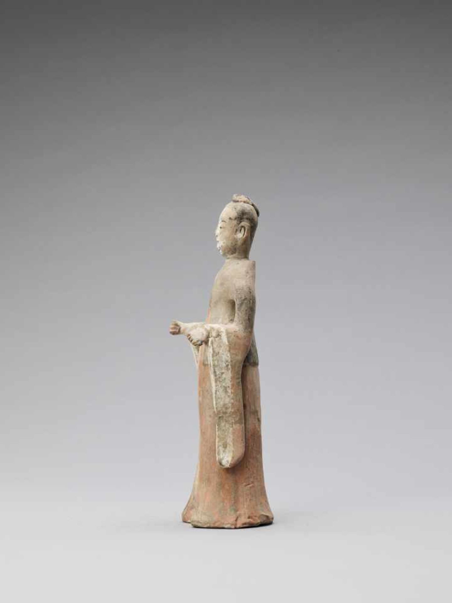 A TL-TESTED TERRACOTTA FIGURE OF A COURT LADY, TANG - Bild 3 aus 6