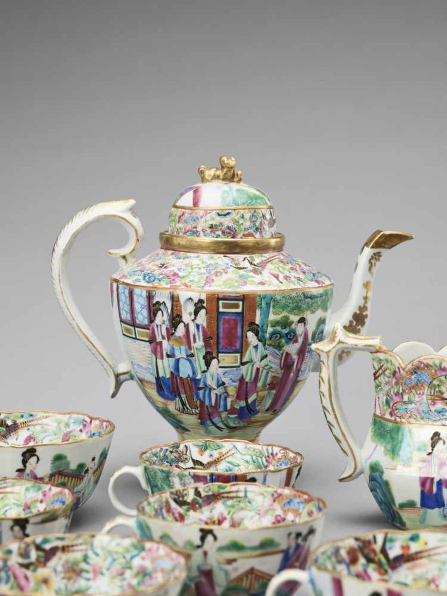 A CANTON EXPORT FAMILLE ROSE AND GILT PORCELAIN TEA SERVICE, QING - Bild 3 aus 16