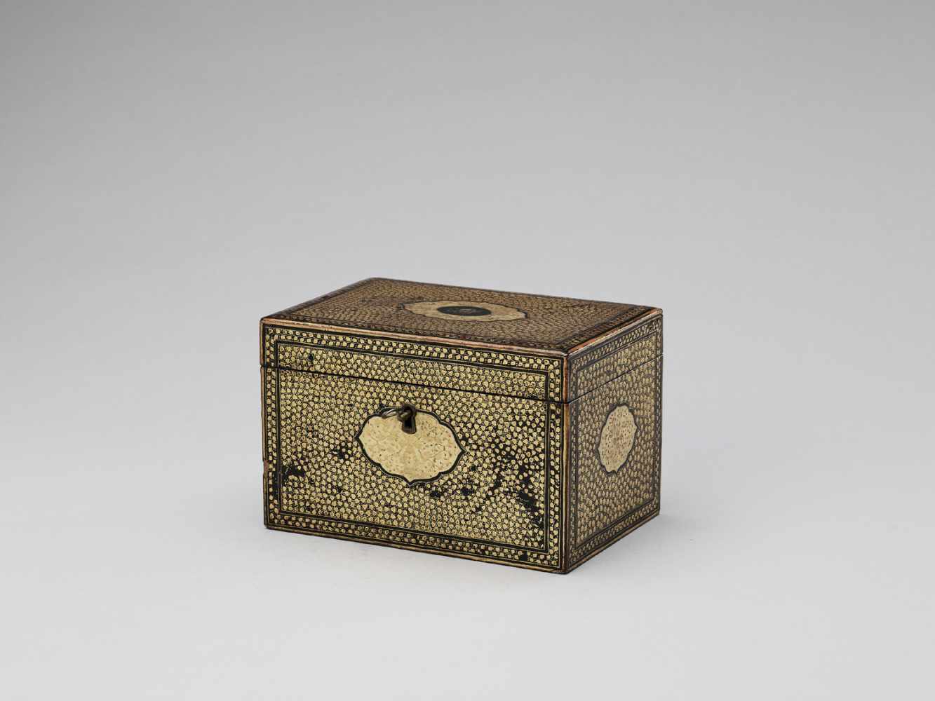 A CANTON LACQUER TEA CADDY WITH ORIGINAL TEA CONTAINERS, QING - Image 2 of 7