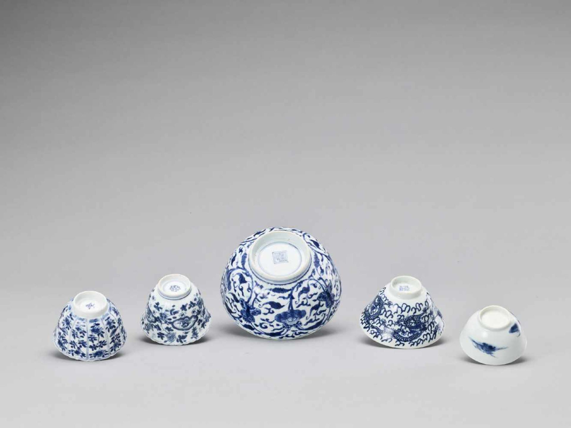 A GROUP OF FIVE BLUE AND WHITE PORCELAIN BOWLS - Image 6 of 10