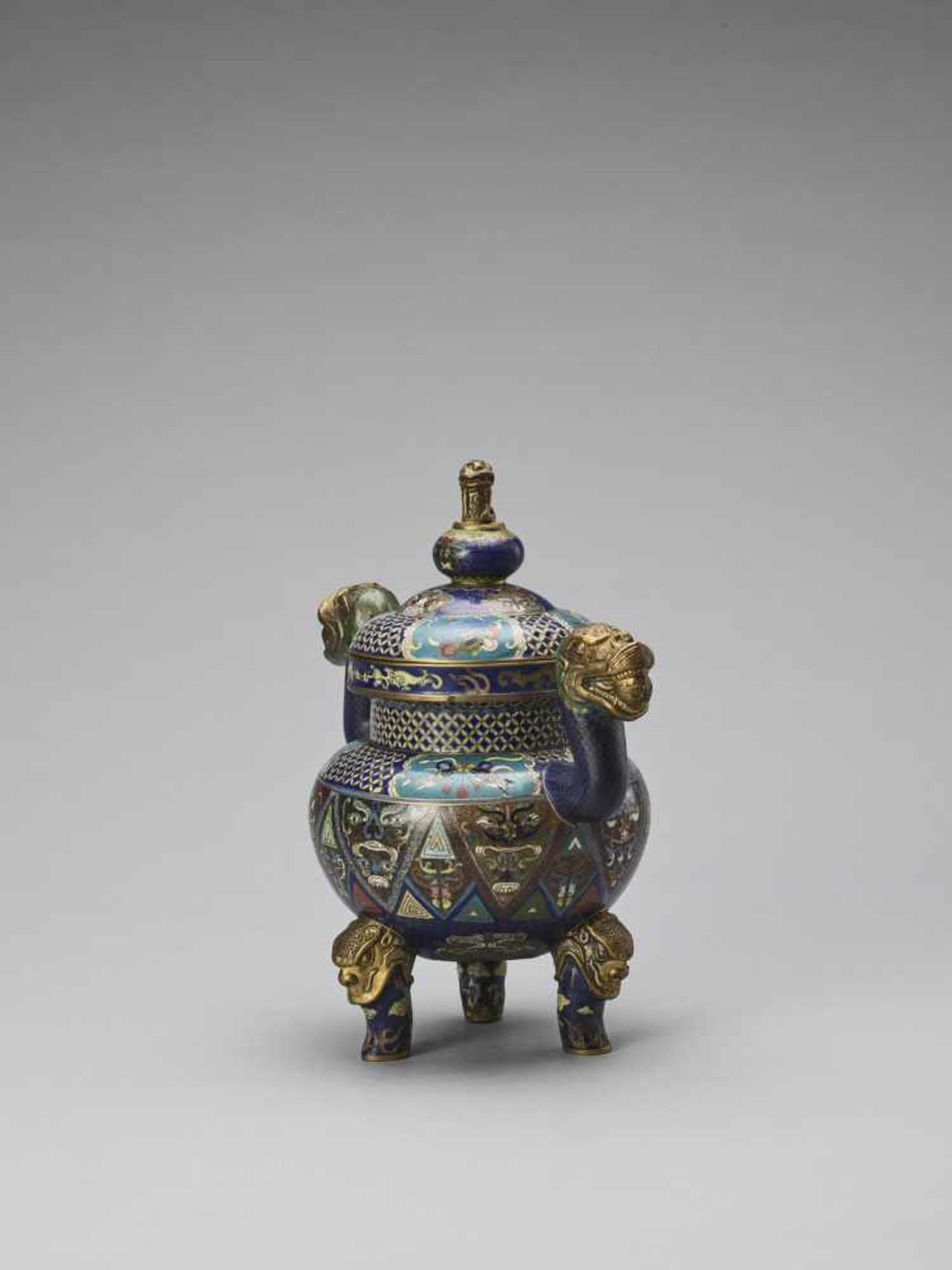 A CLOISONNÉ TRIPOD CENSER AND COVER, LATE QING < - Bild 2 aus 8