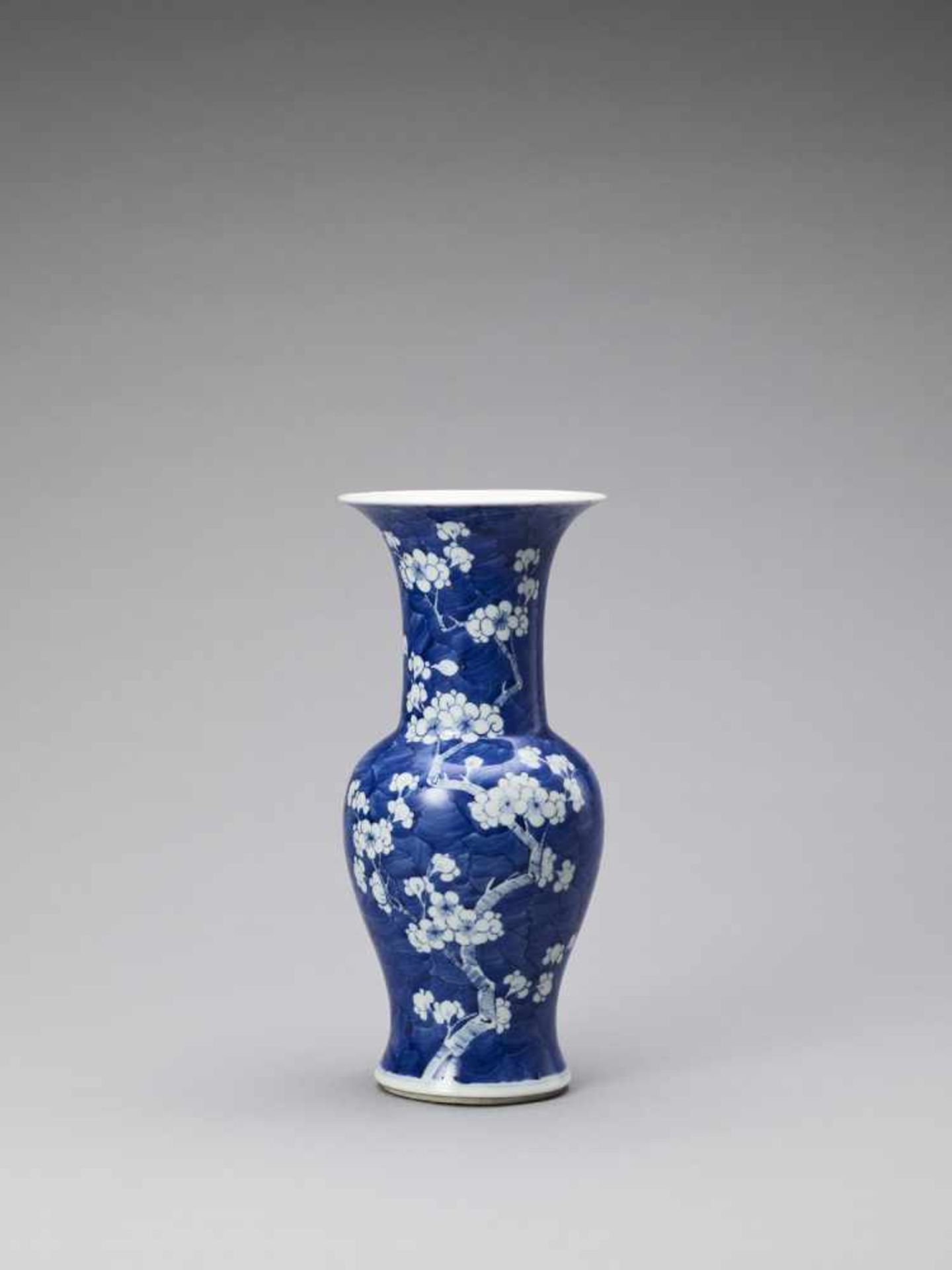 A BLUE AND WHITE ‘ICE-CRACK’ GLAZED YEN-YEN VASE, QING <br