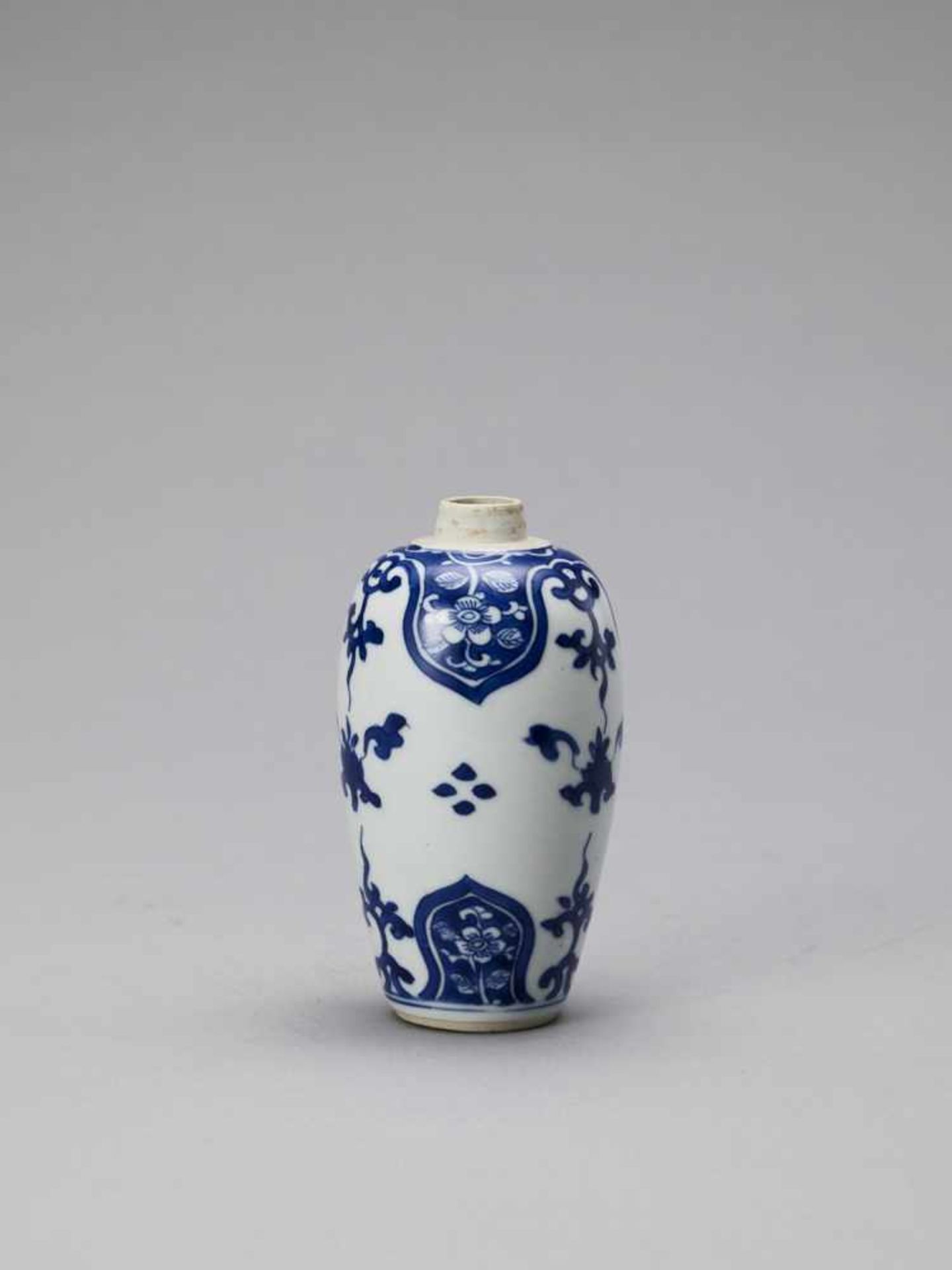 A BLUE AND WHITE PORCELAIN BALUSTER VASE, KANGXI - Image 4 of 6