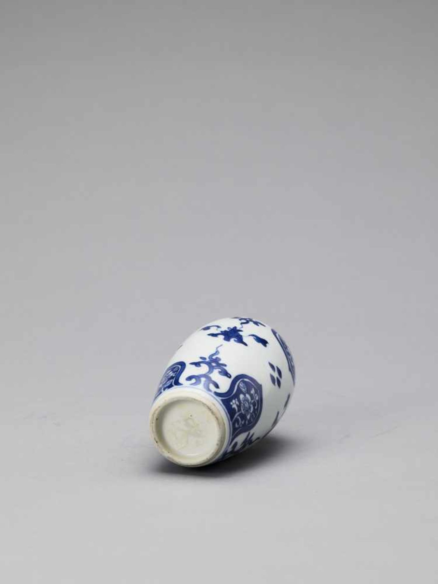 A BLUE AND WHITE PORCELAIN BALUSTER VASE, KANGXI - Image 6 of 6